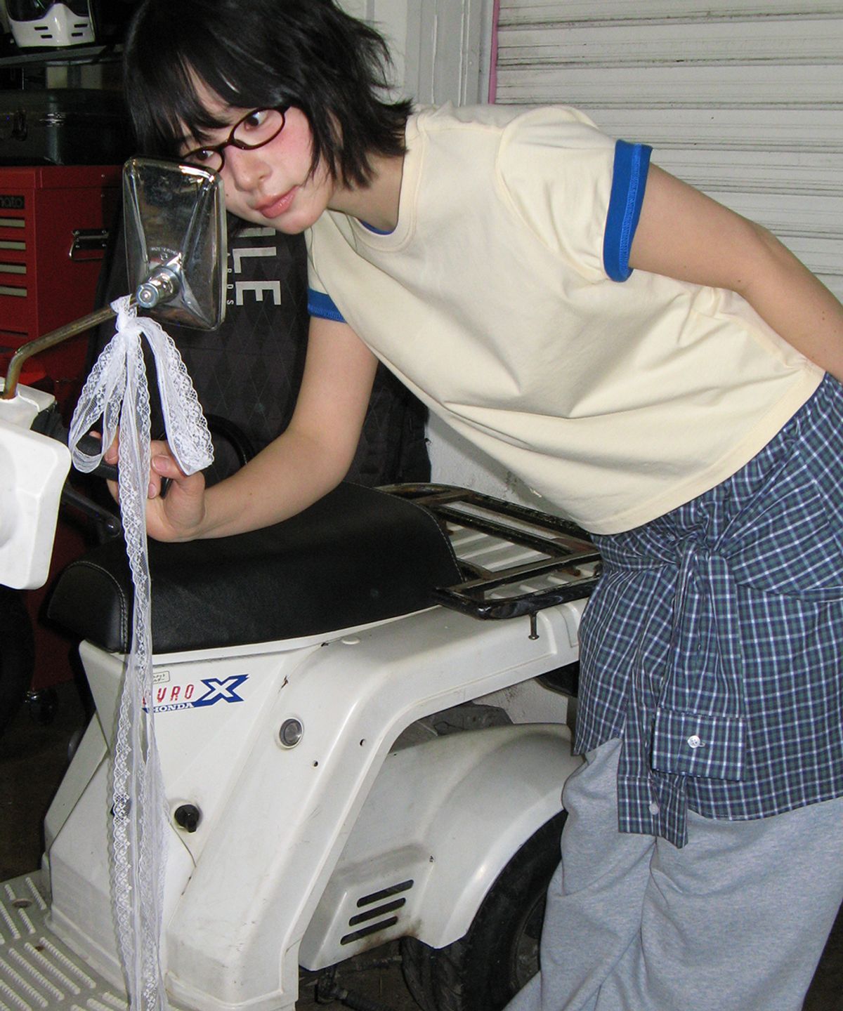 론론(RONRON) MINI LABEL CROP SHORT SLEEVE CREAM