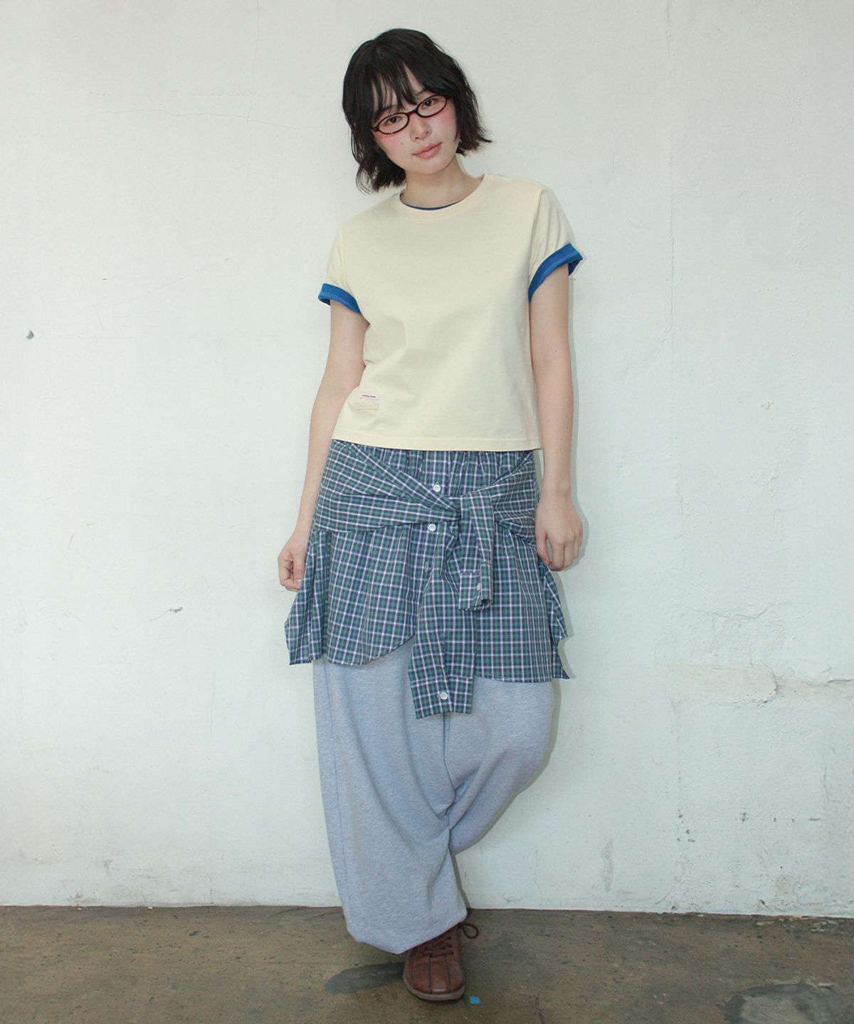 론론(RONRON) MINI LABEL CROP SHORT SLEEVE CREAM