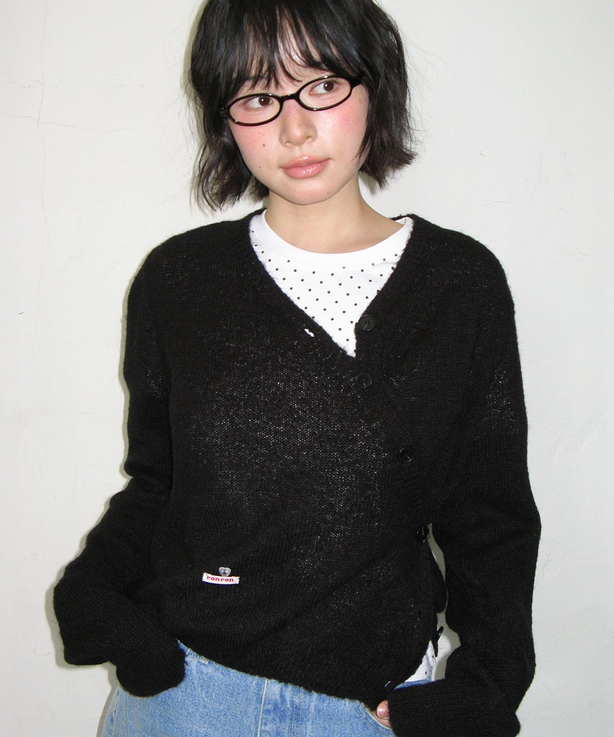론론(RONRON) MINI LABEL DIAGONAL KNIT CARDIGAN BLACK