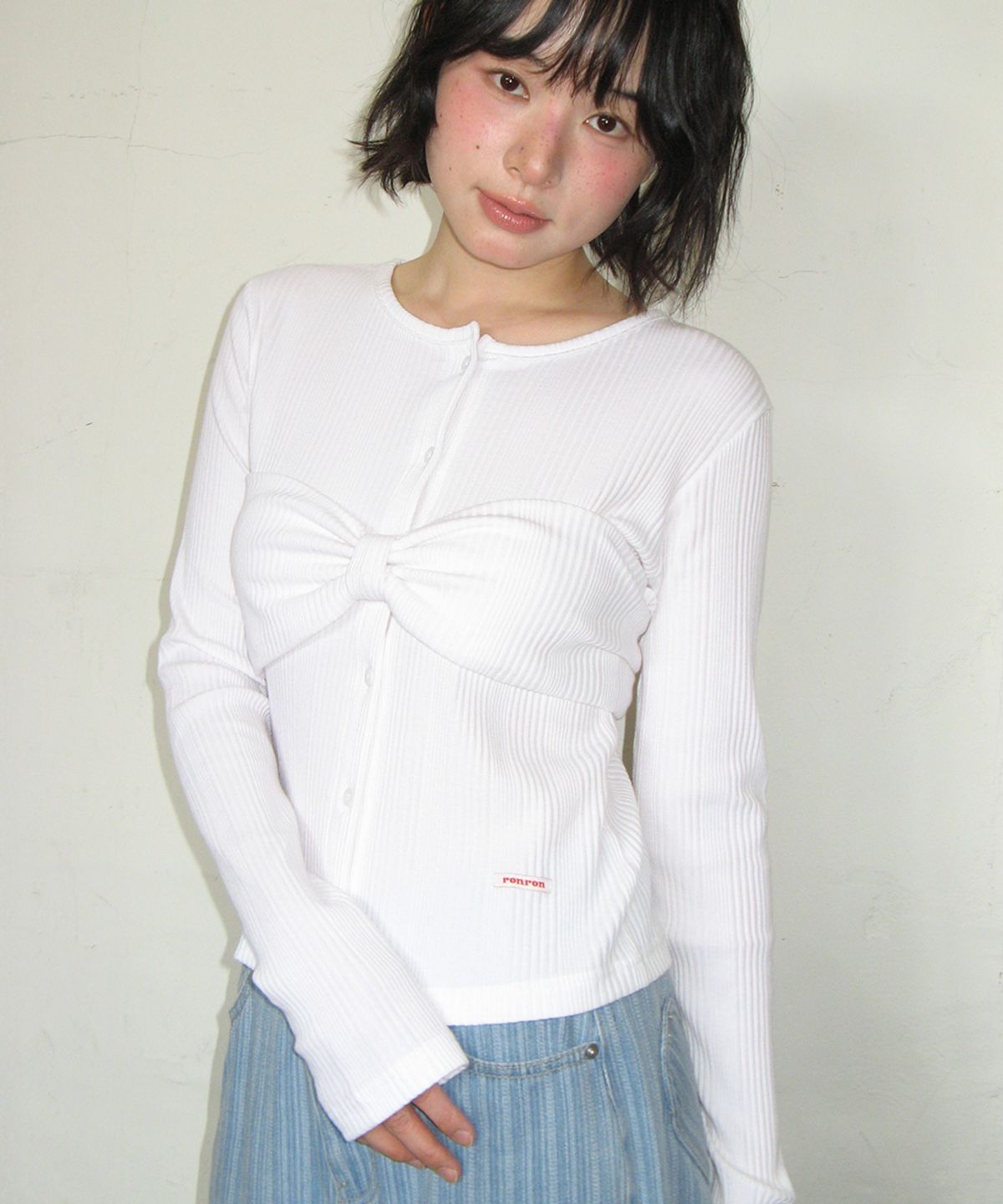 론론(RONRON) KNOT RIBBON SLIM FIT CARDIGAN WHITE