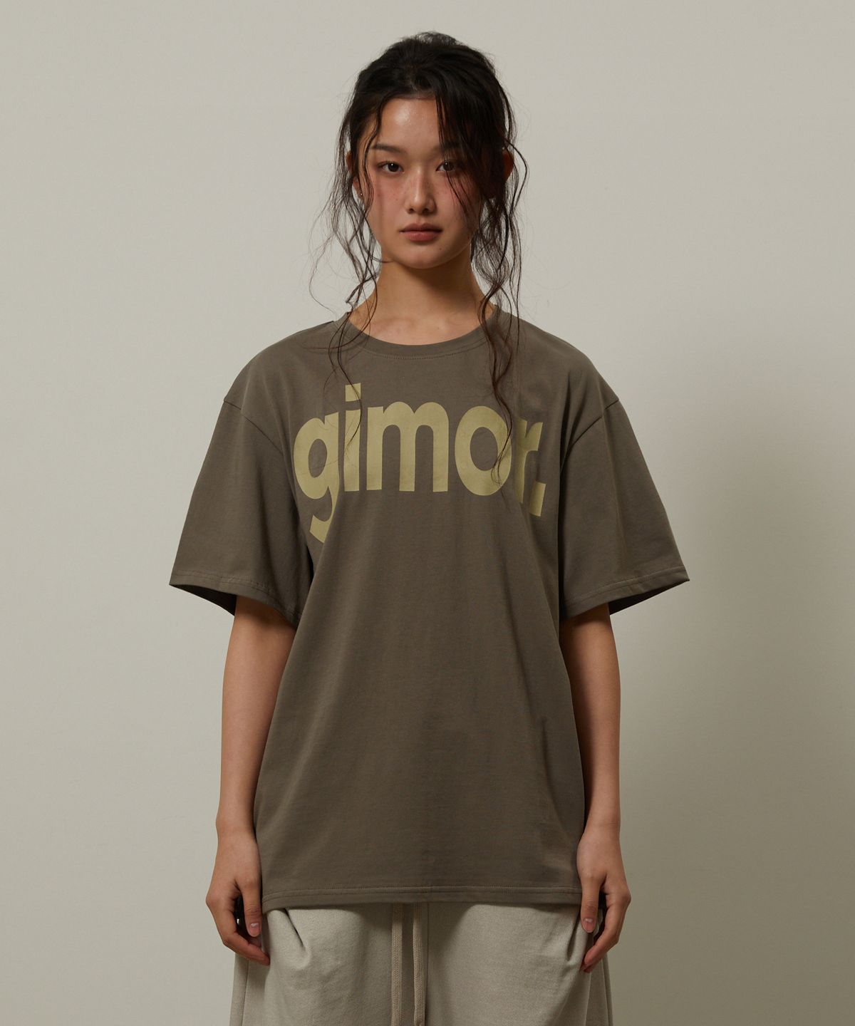기머(GIMOR) Classic Logo Tee Cement