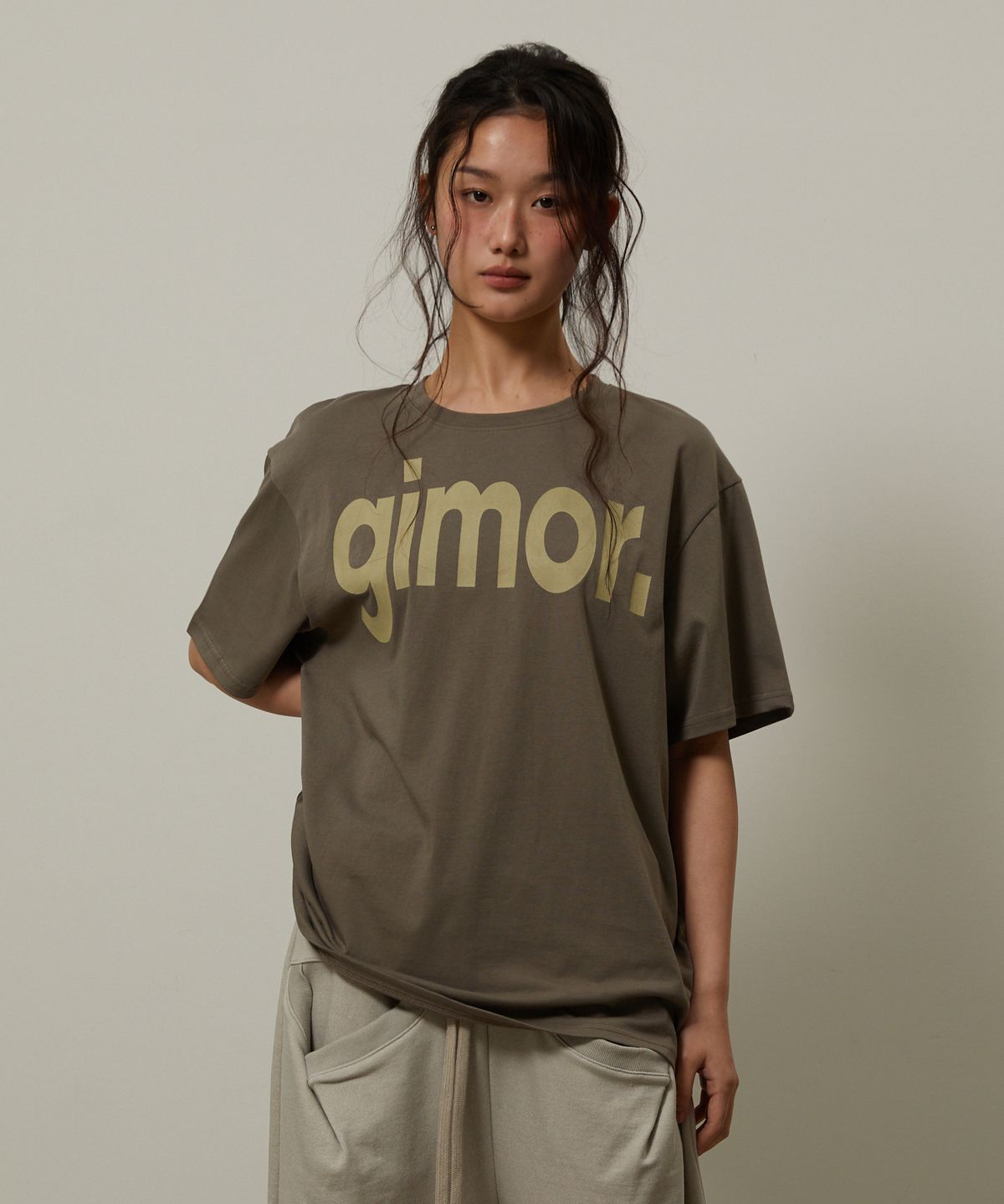 기머(GIMOR) Classic Logo Tee Cement