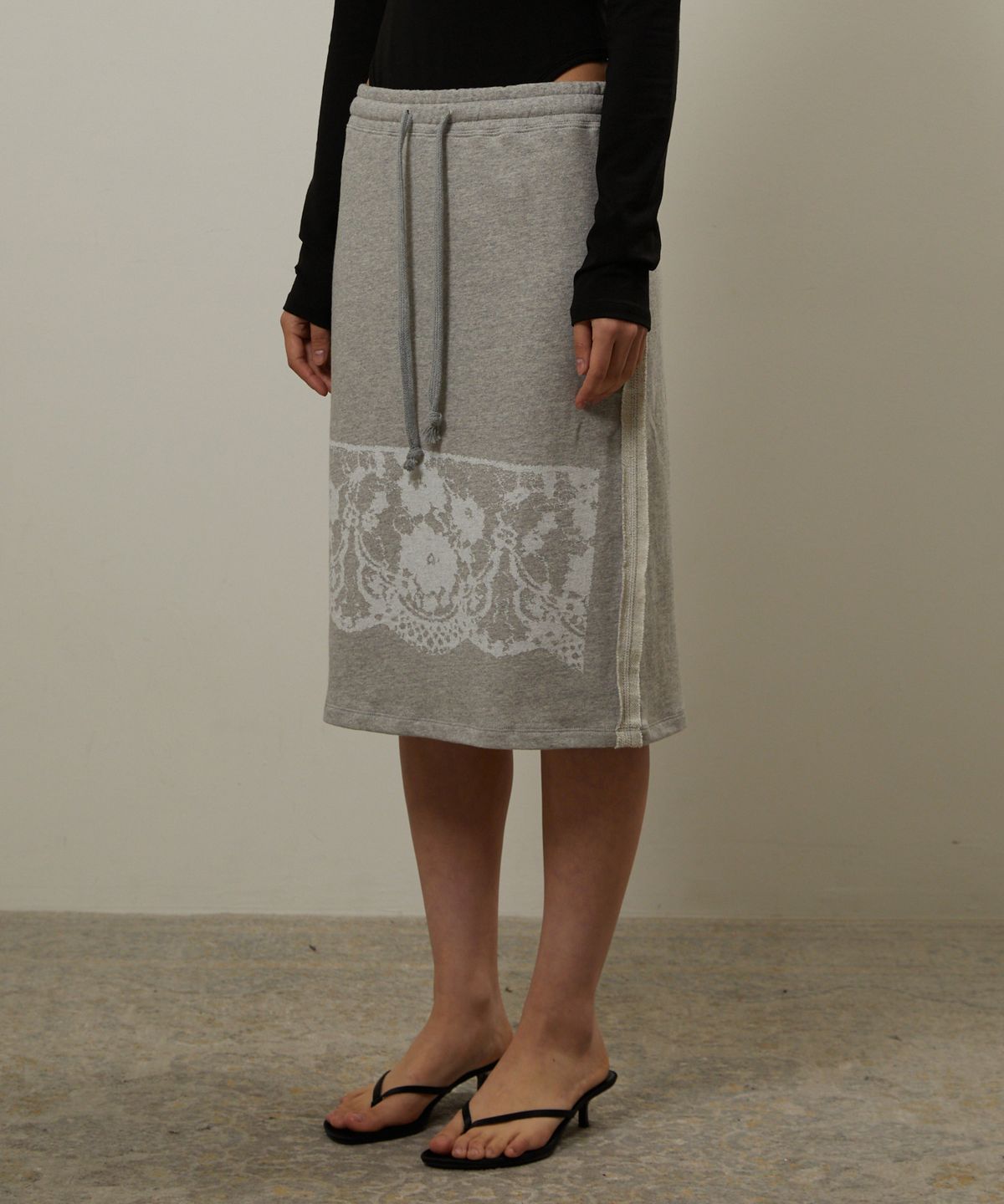기머(GIMOR) Lace Printed Midi Skirt Gray