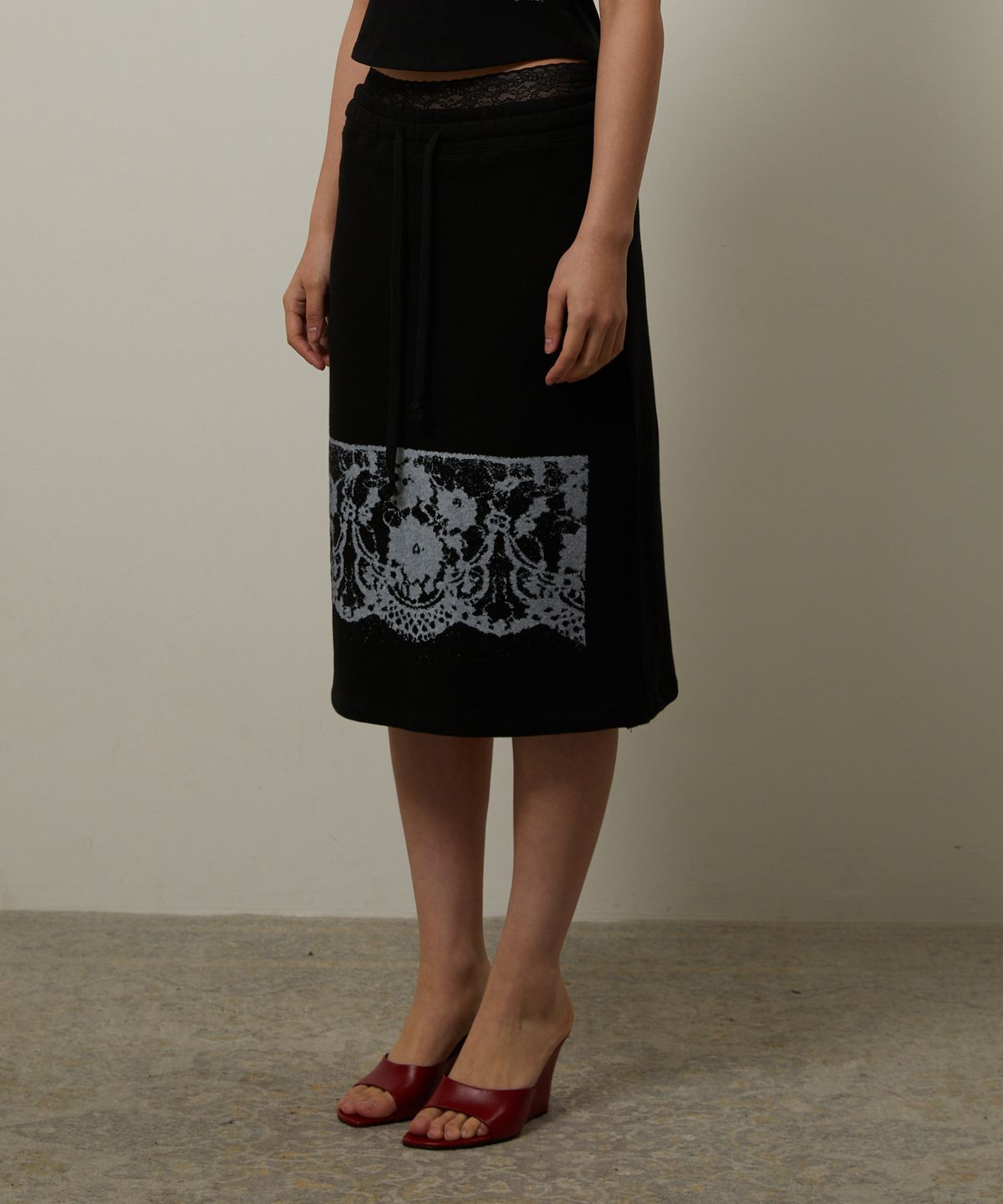 기머(GIMOR) Lace Printed Midi Skirt Black
