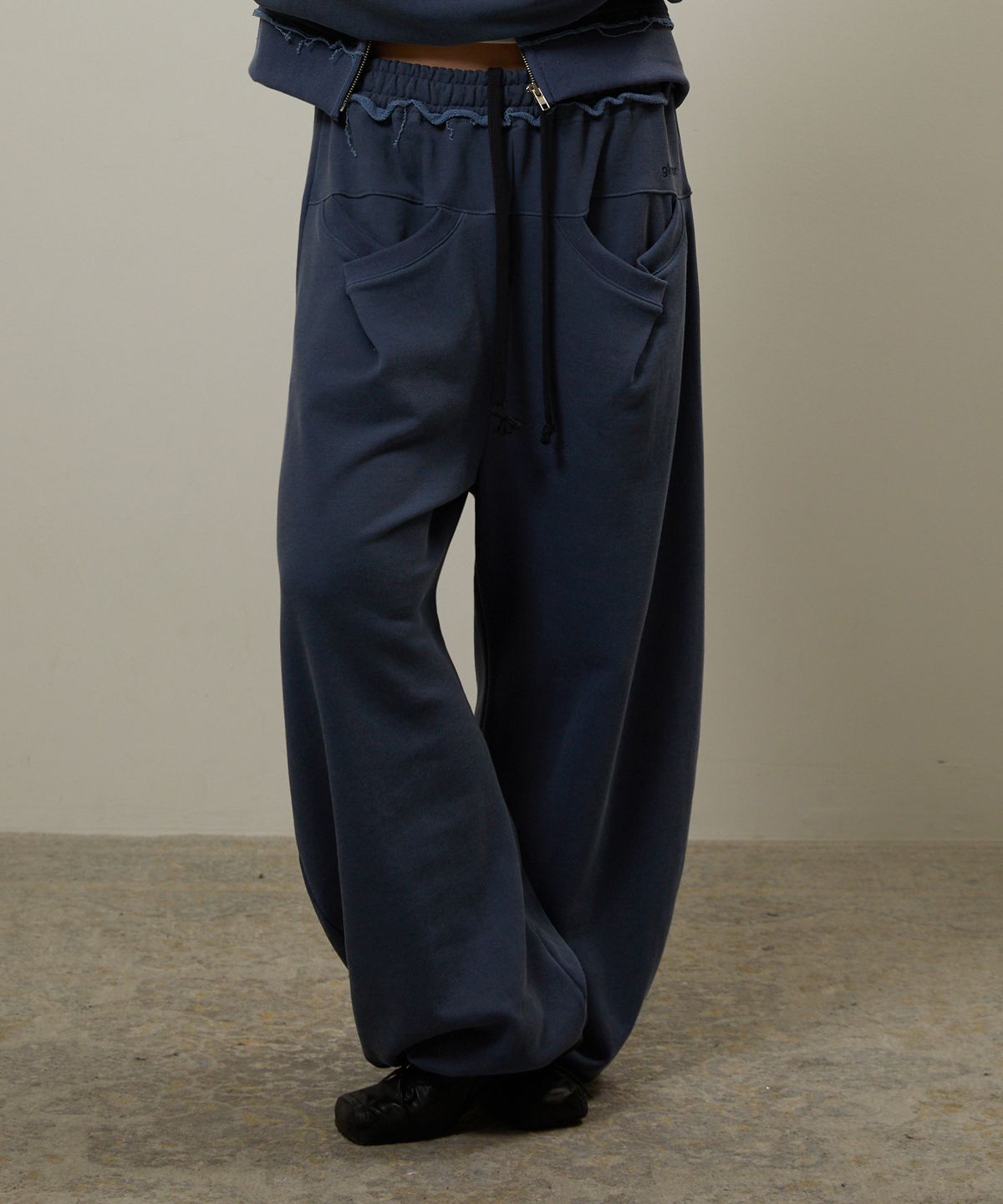 기머(GIMOR) Drop Pocket Sweatpants Navy