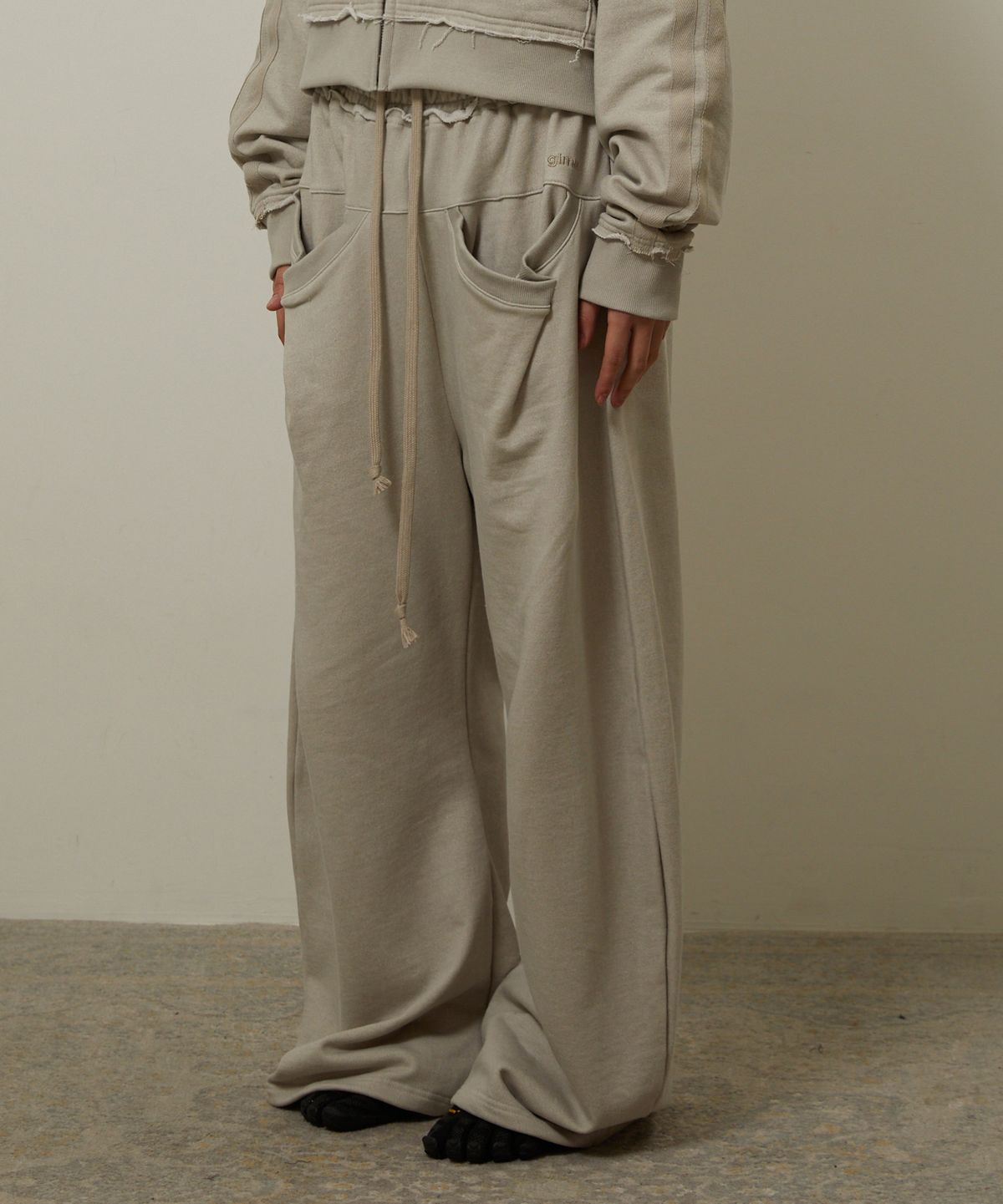 기머(GIMOR) Drop Pocket Sweatpants Beige
