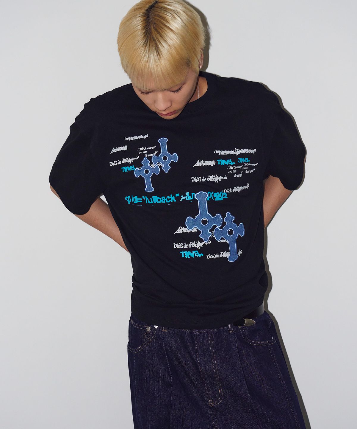 트래블(TRAVEL) 크로스 코드 반팔티 블랙