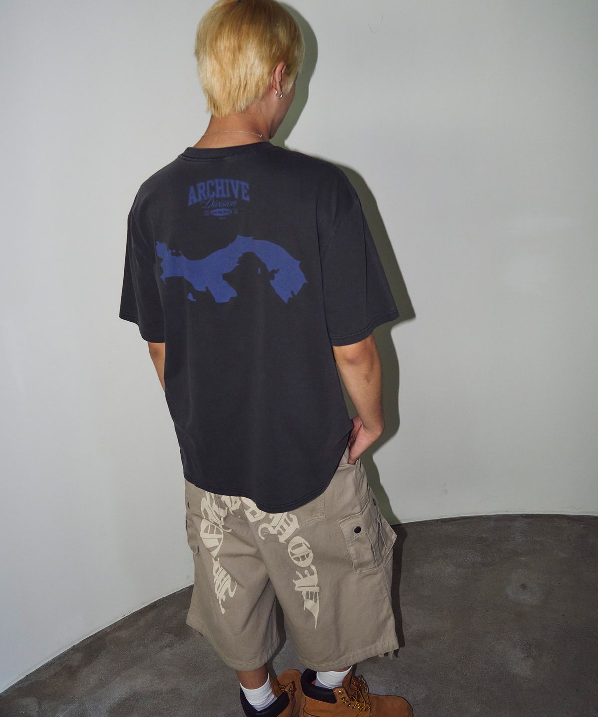 트래블(TRAVEL) 아카이브 피그먼트 반팔티 블랙 차콜