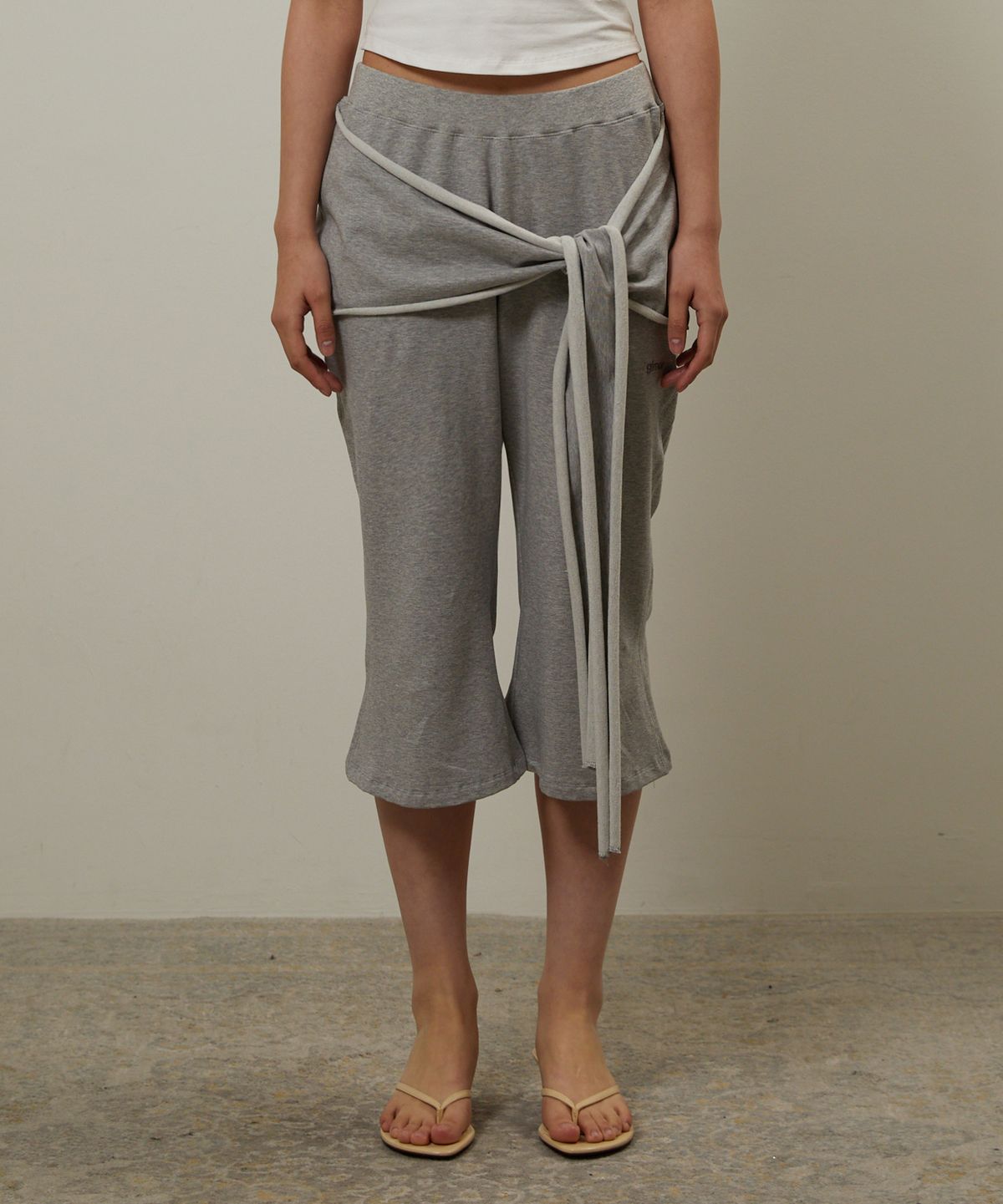 기머(GIMOR) Strap Knot Capri Pants Gray