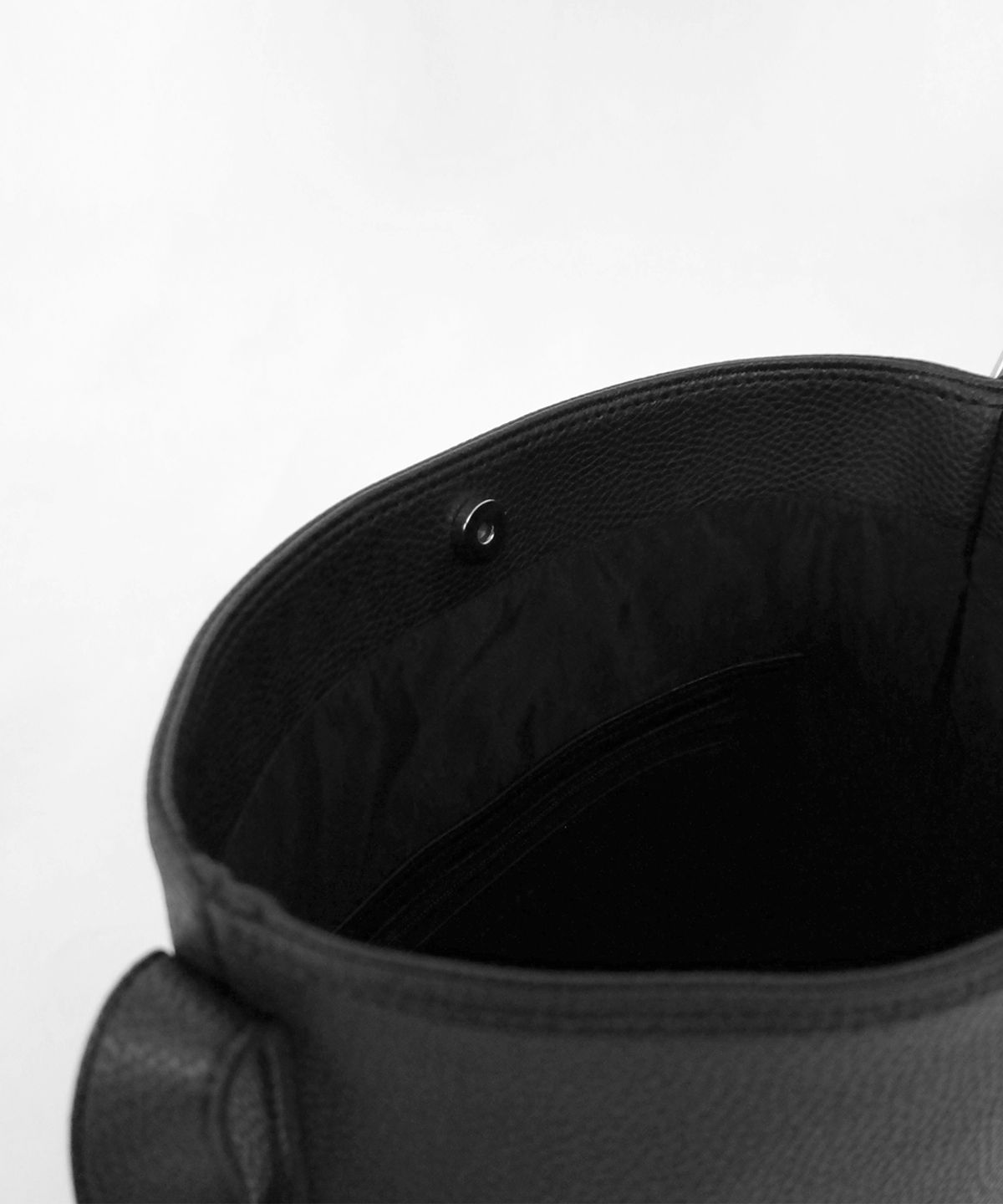 이네크(INNEQ) Alyssa_Embossed Black_lettering