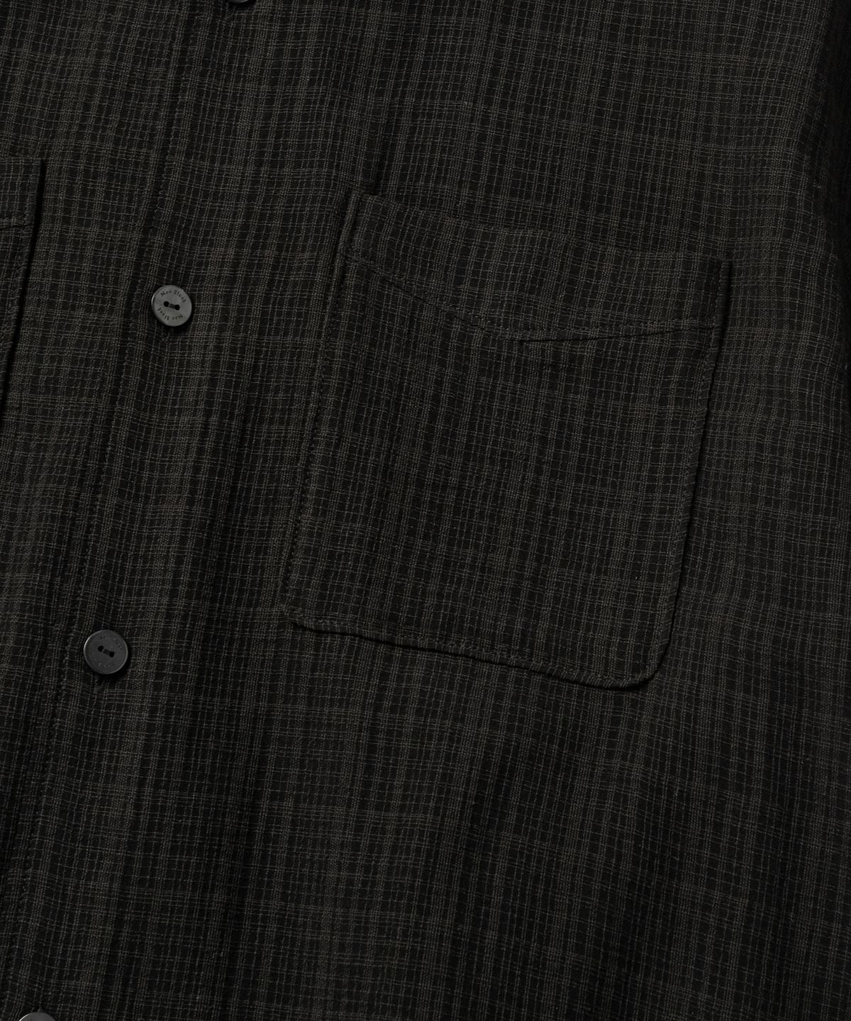 넌블랭크(NONBLANK) 일레귤러 윈도우 체크 크롭 HS 셔츠_BLACK