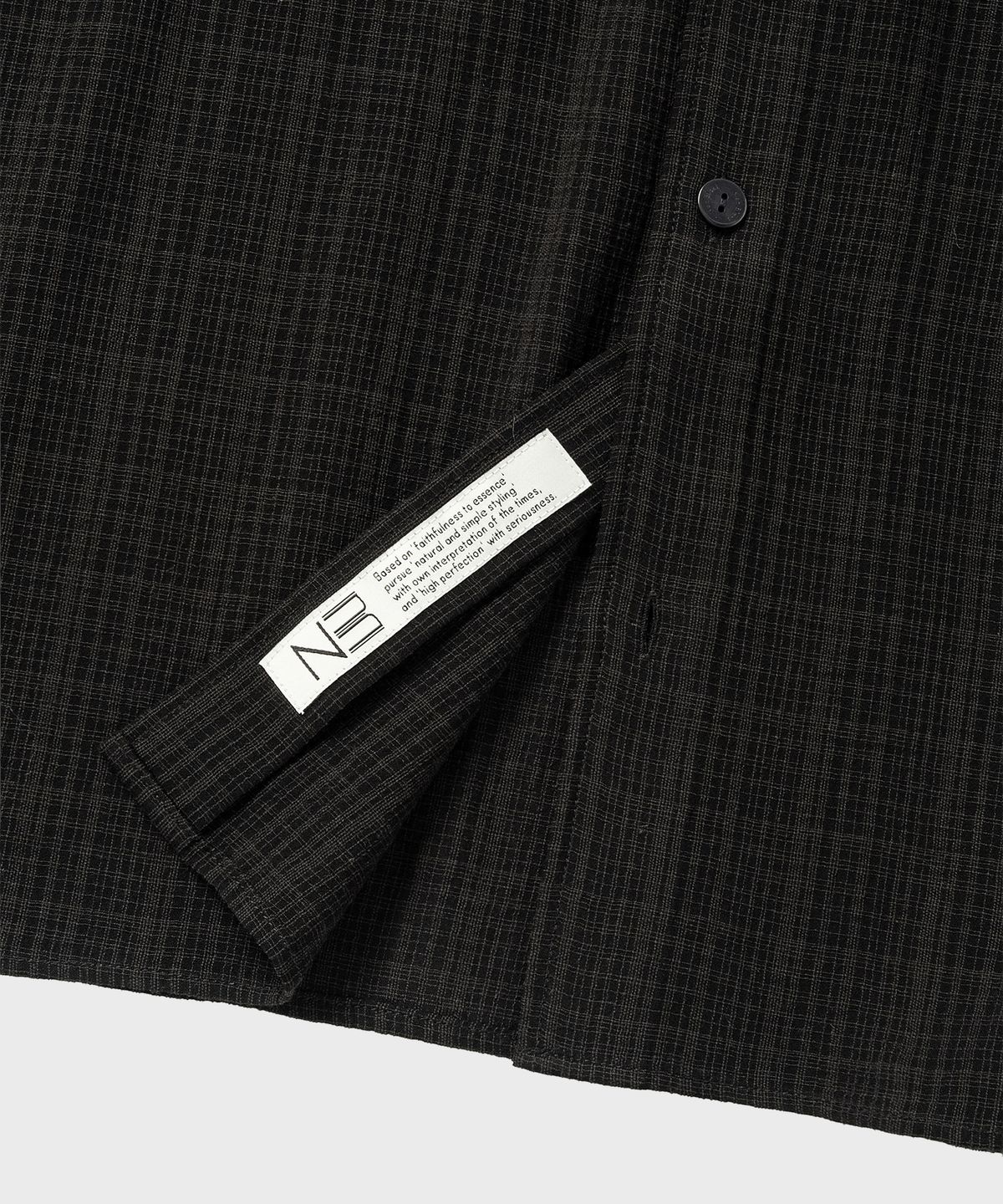 넌블랭크(NONBLANK) 일레귤러 윈도우 체크 크롭 HS 셔츠_BLACK