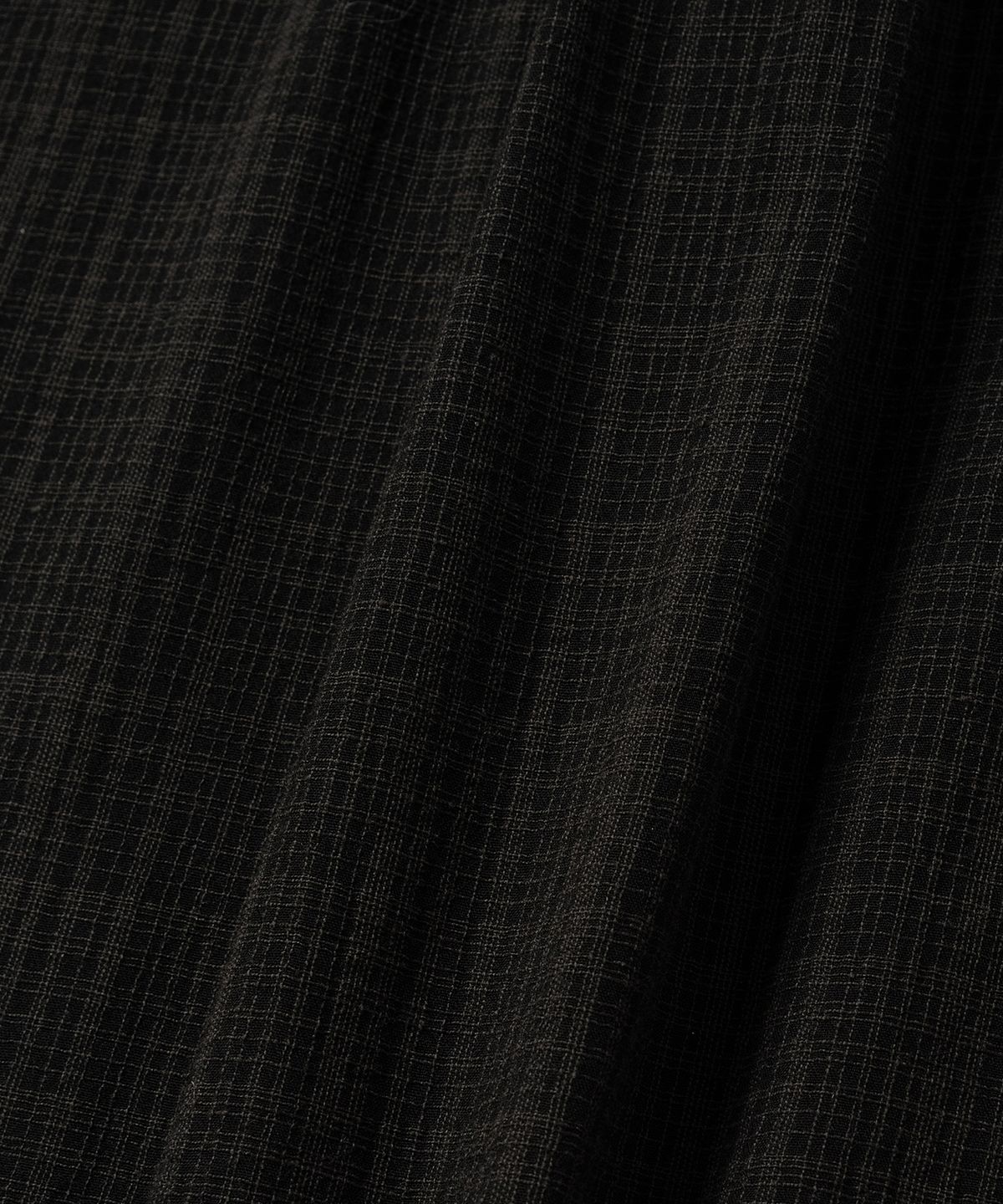 넌블랭크(NONBLANK) 일레귤러 윈도우 체크 크롭 HS 셔츠_BLACK