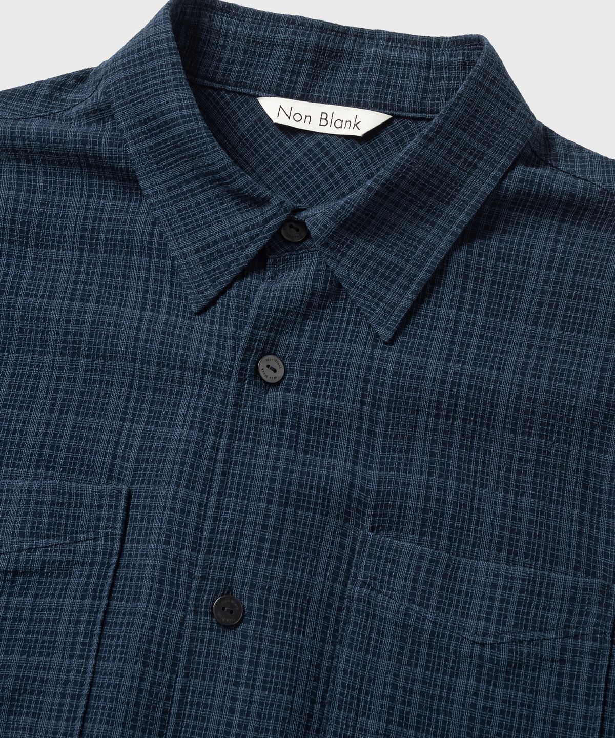 넌블랭크(NONBLANK) 일레귤러 윈도우 체크 크롭 HS 셔츠_DARK BLUE