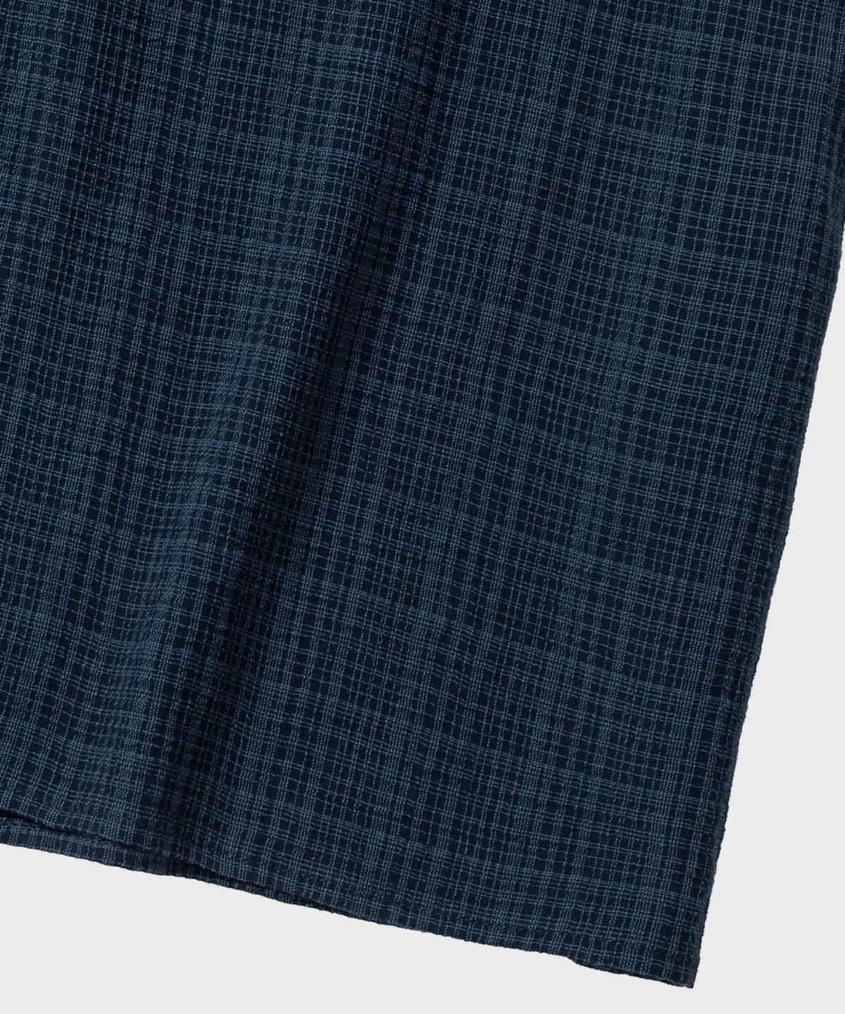 넌블랭크(NONBLANK) 일레귤러 윈도우 체크 크롭 HS 셔츠_DARK BLUE