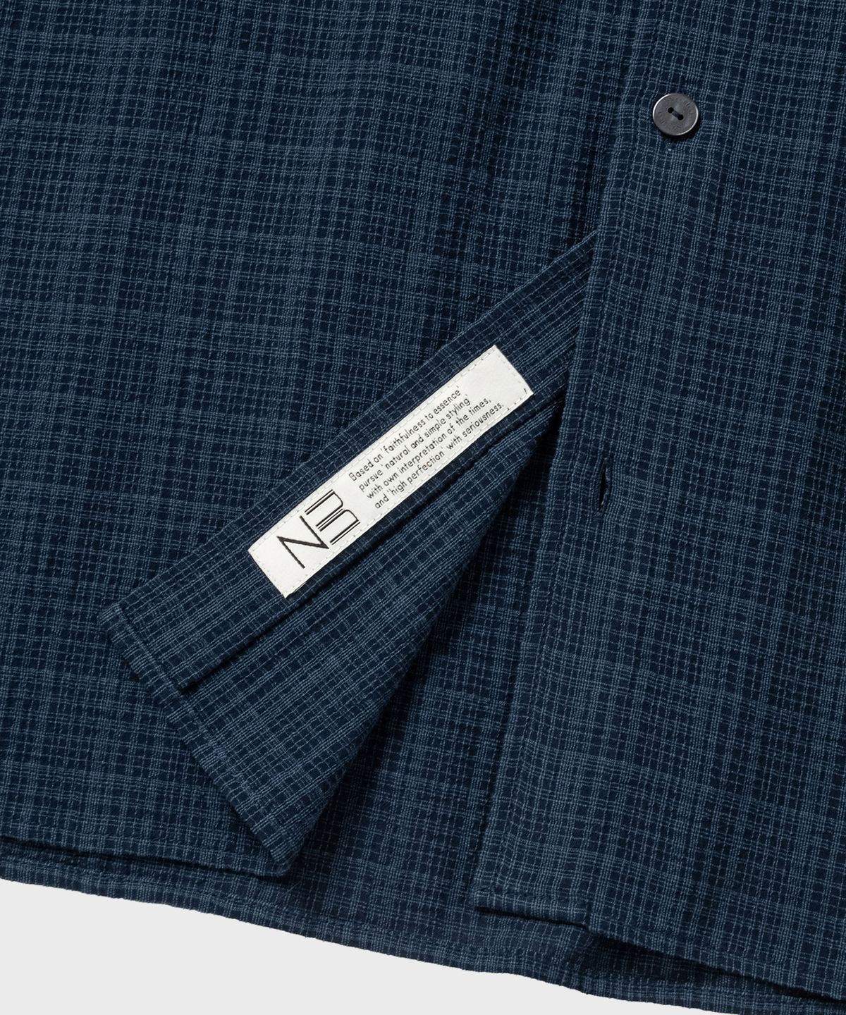넌블랭크(NONBLANK) 일레귤러 윈도우 체크 크롭 HS 셔츠_DARK BLUE