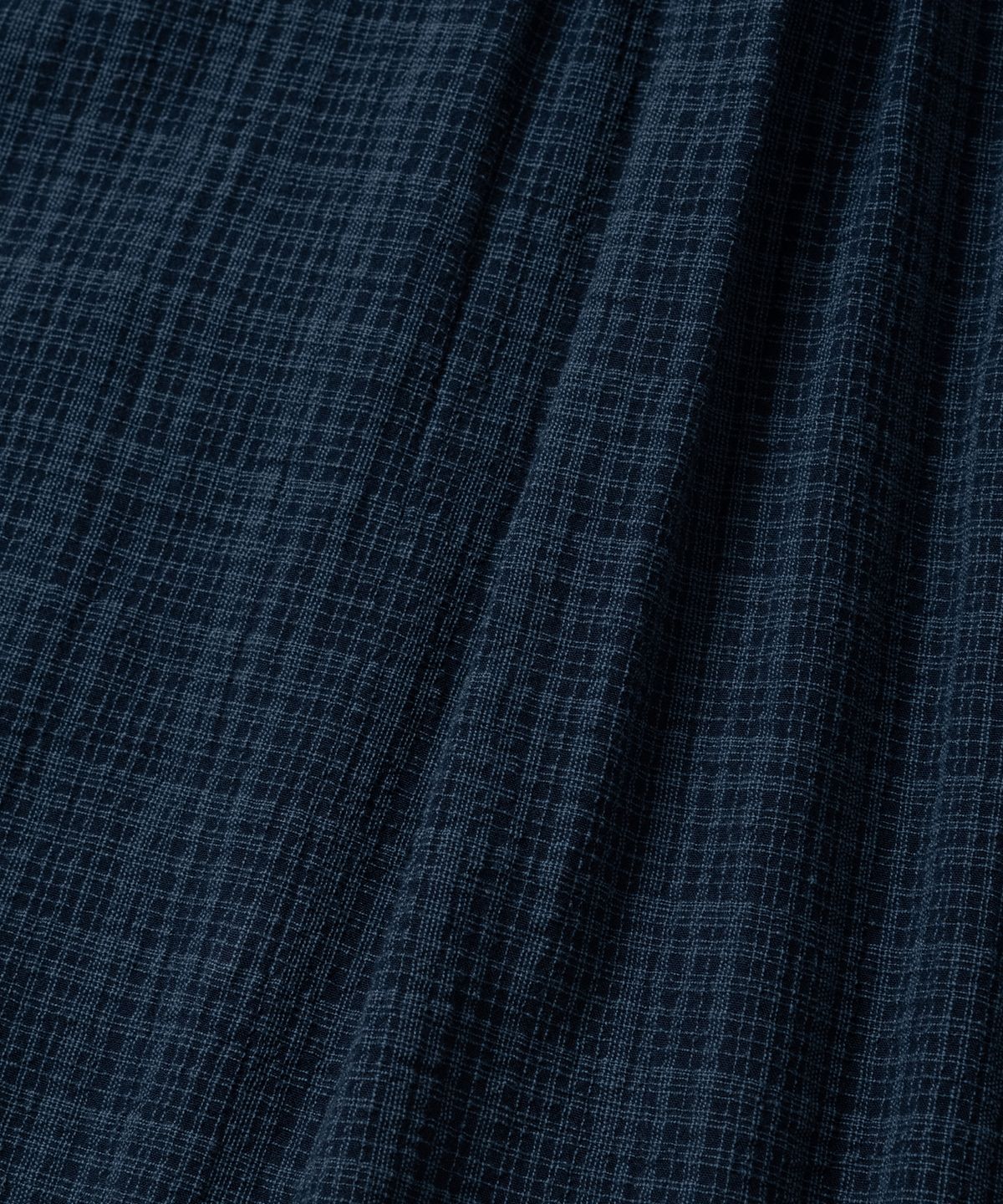 넌블랭크(NONBLANK) 일레귤러 윈도우 체크 크롭 HS 셔츠_DARK BLUE