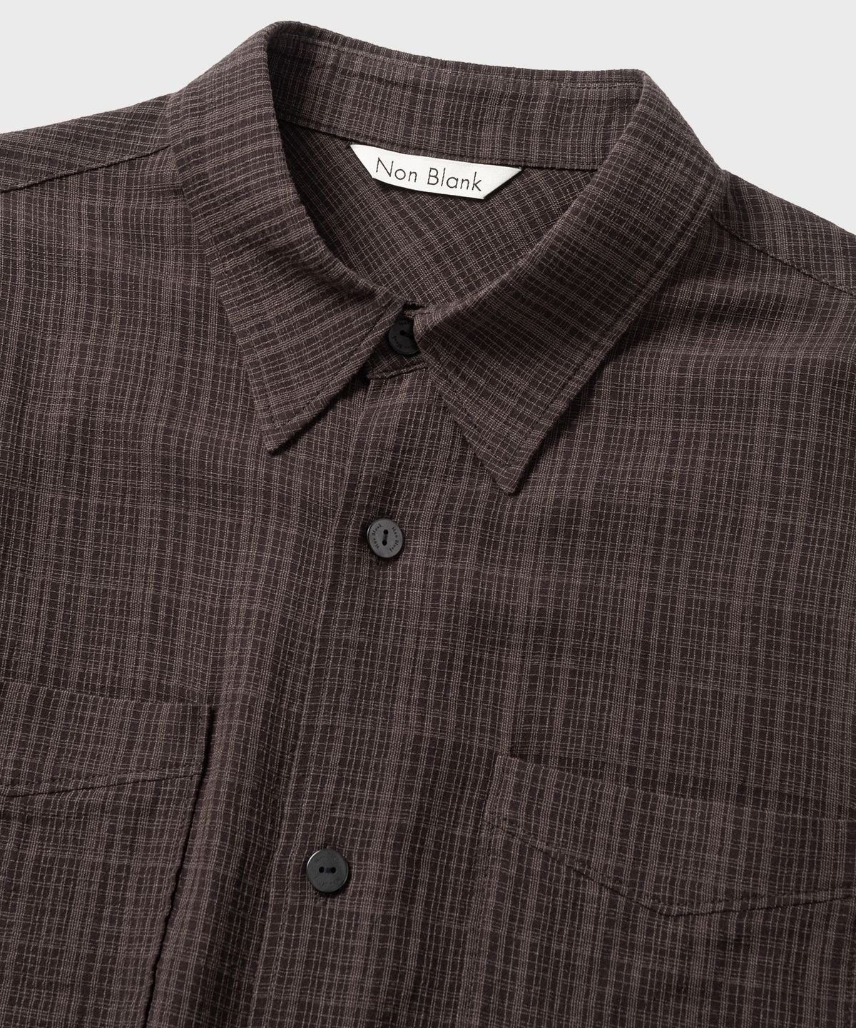 넌블랭크(NONBLANK) 일레귤러 윈도우 체크 크롭 HS 셔츠_DARK BROWN