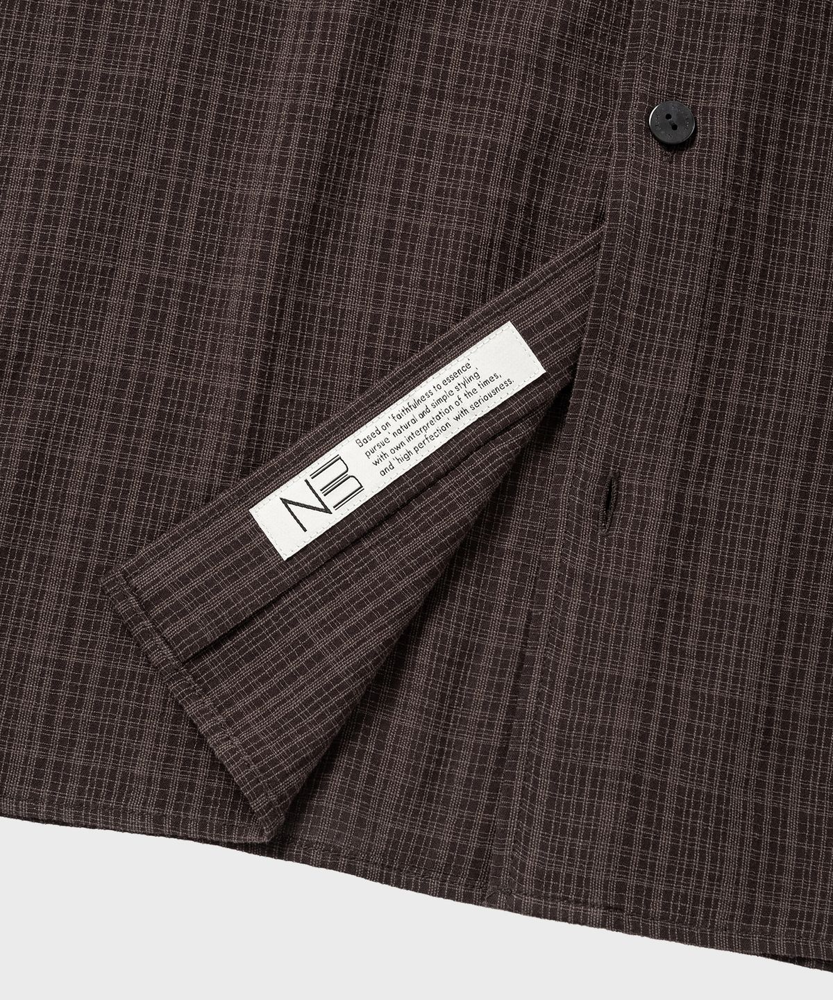 넌블랭크(NONBLANK) 일레귤러 윈도우 체크 크롭 HS 셔츠_DARK BROWN