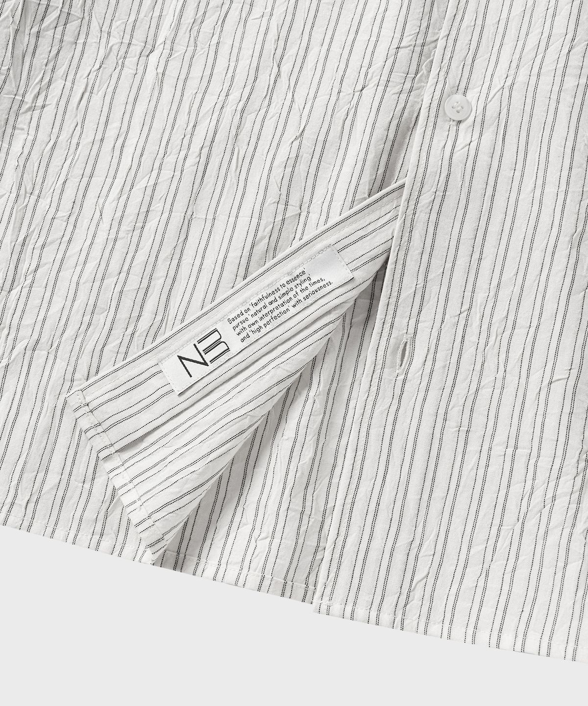 넌블랭크(NONBLANK) 크리즈 스트라이프 크롭 HS 셔츠_BLACK STRIPE