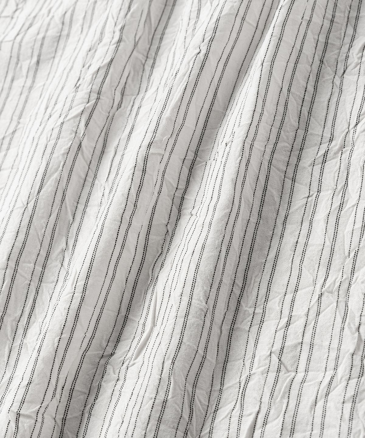 넌블랭크(NONBLANK) 크리즈 스트라이프 크롭 HS 셔츠_BLACK STRIPE