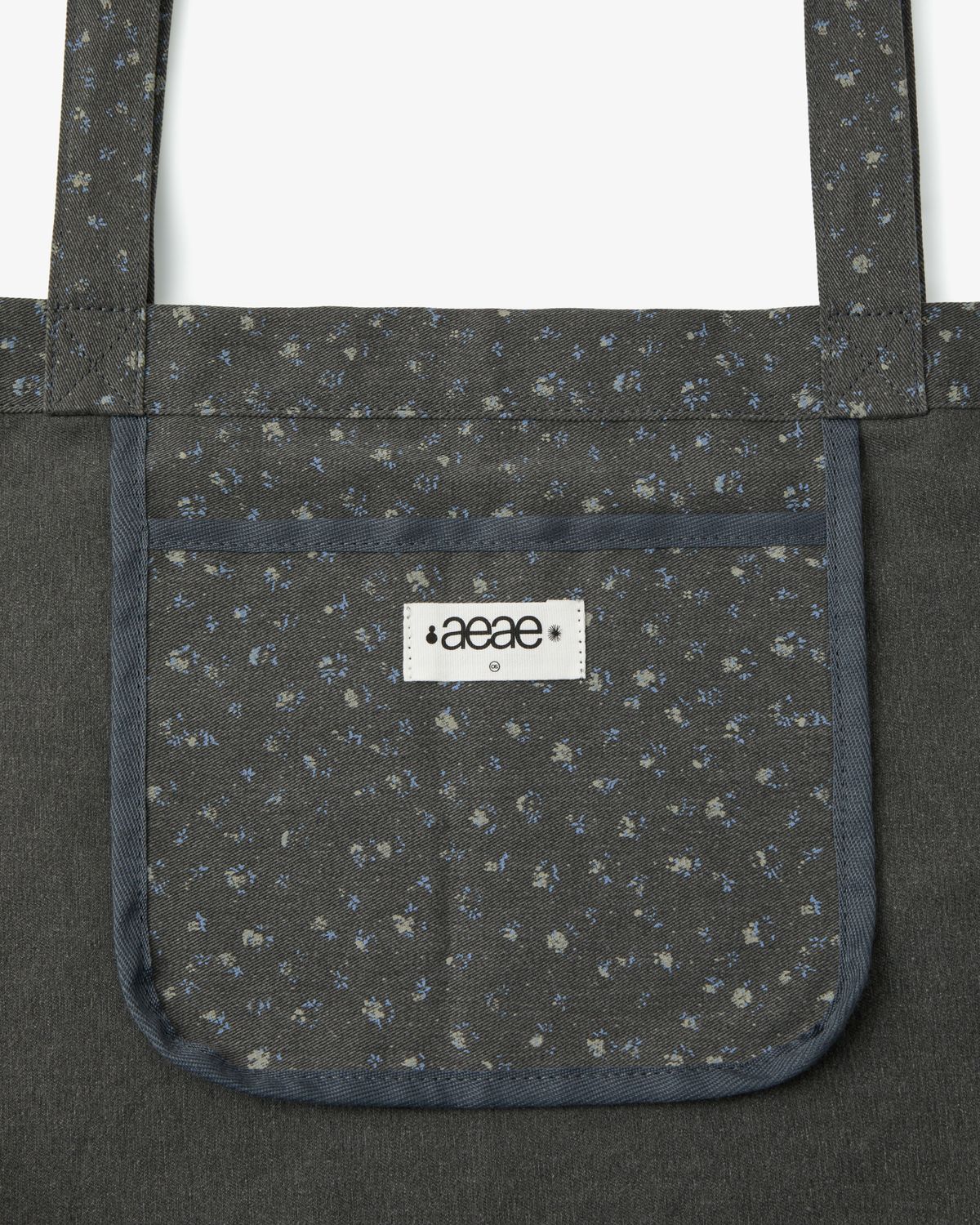 에이이에이이(AEAE) BREEZE TOTE BAG [FLOWER CHARCOAL]