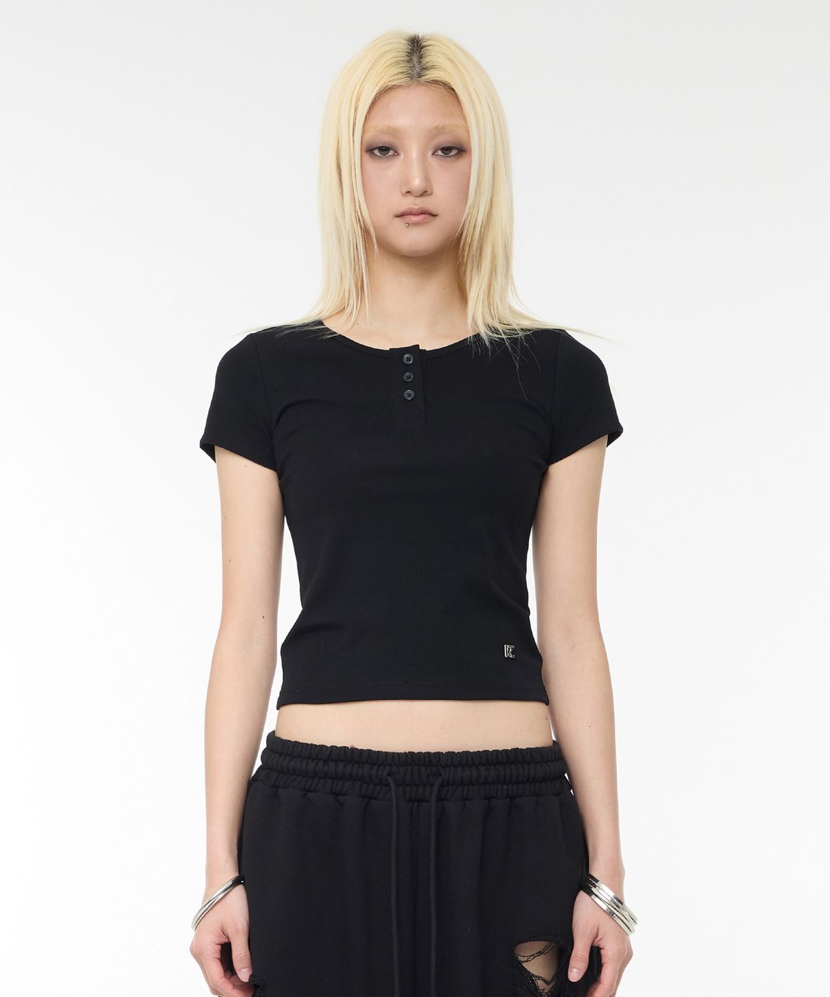 락케이크(ROCKCAKE) Essential Henly Neck Top - Black