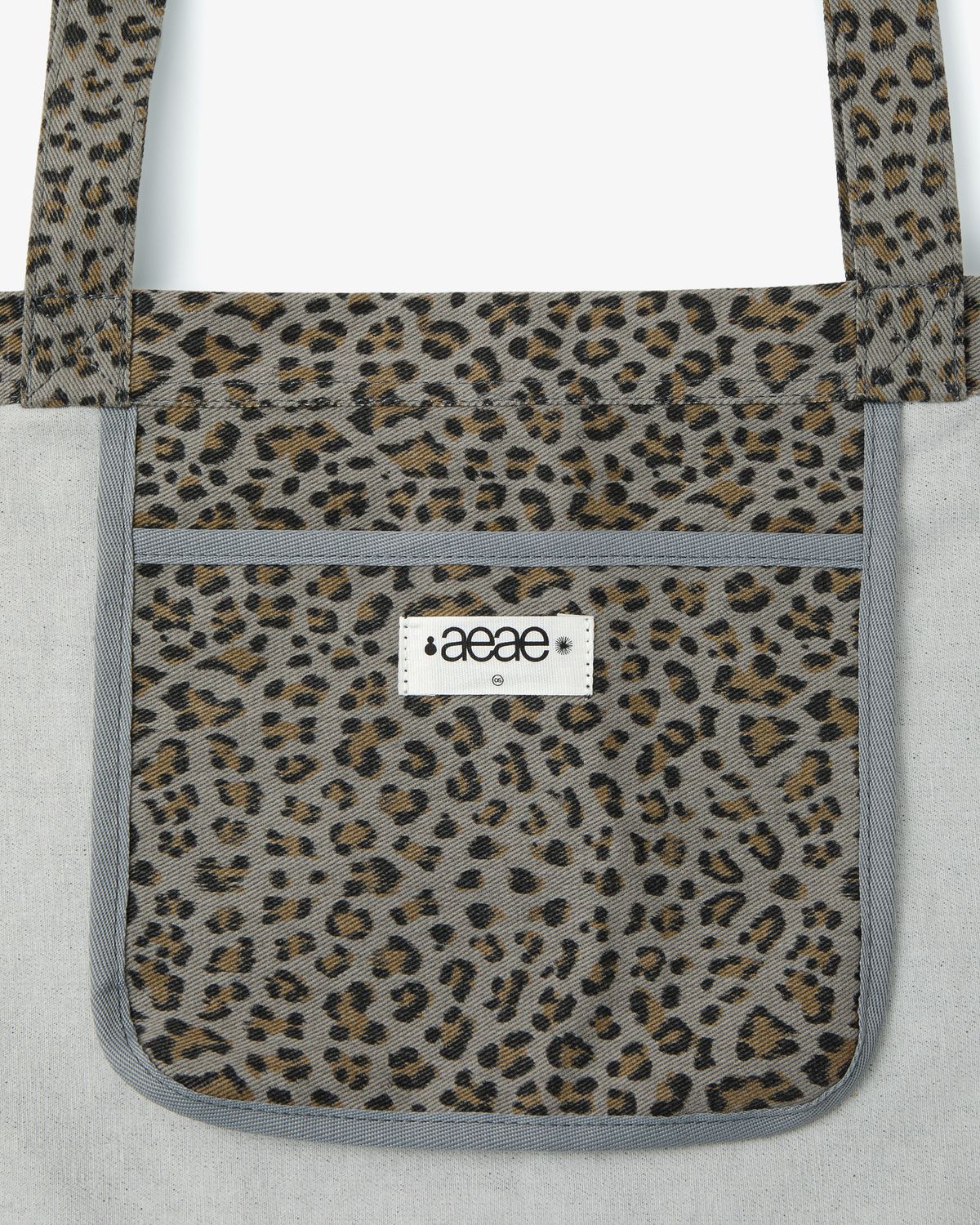 에이이에이이(AEAE) BREEZE TOTE BAG [LEOPARD GREY]