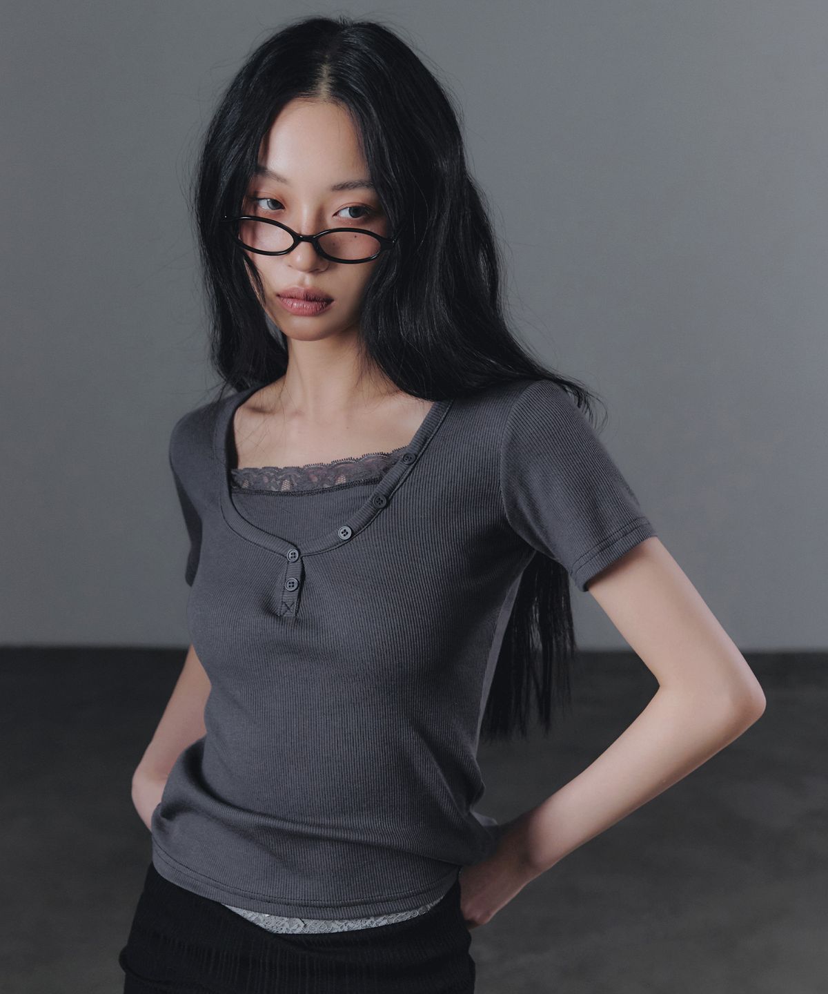 그로우하이드(GROWHIDE) 데인 레이스 버튼 반팔 티셔츠_챠콜