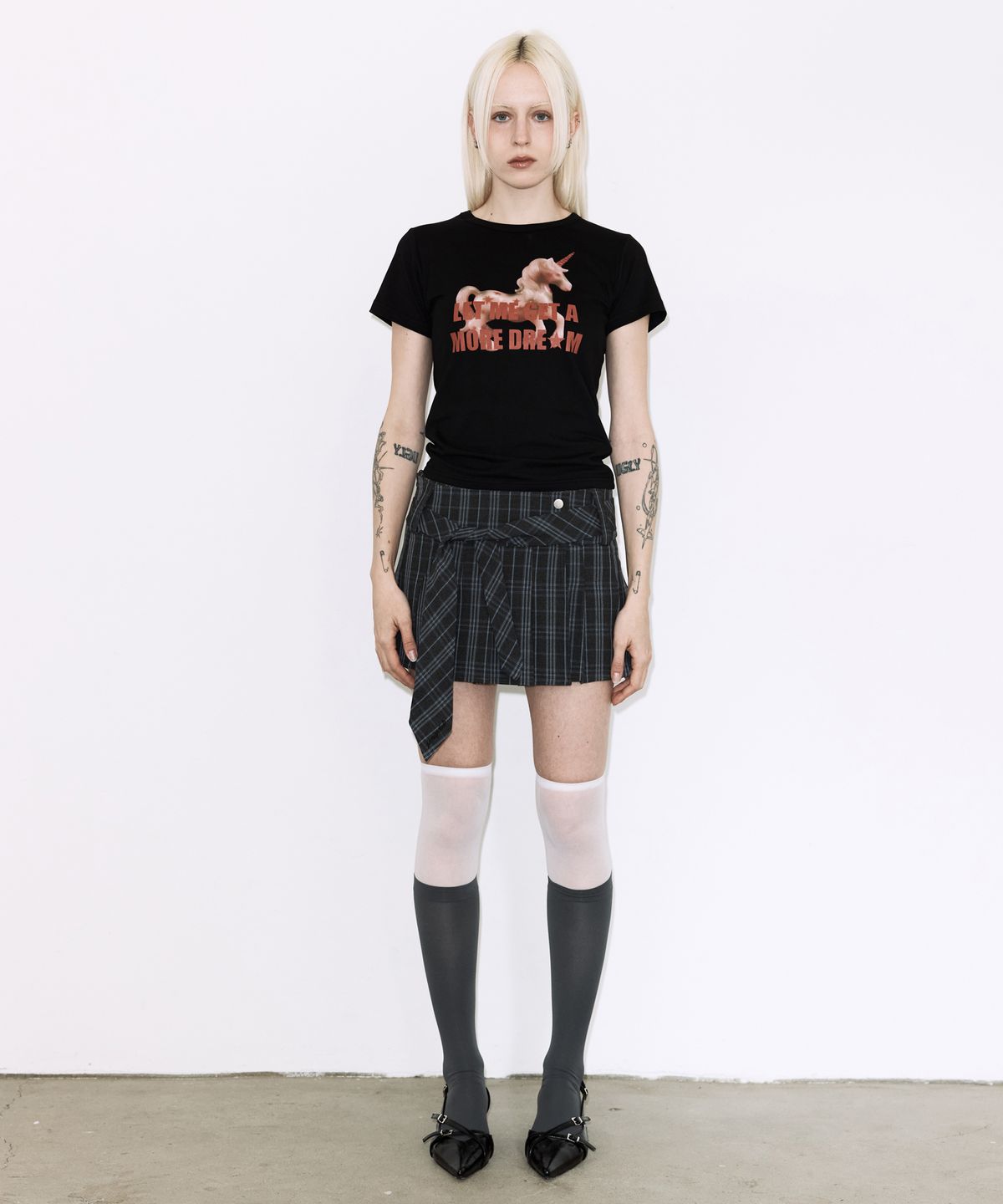팬시클럽(FANCY CLUB) 쉐도우 유니콘 티 (BLACK) F26QB057