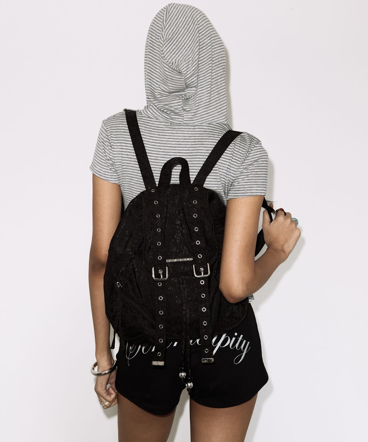 팬시클럽(FANCY CLUB) 새틴 아일렛 백팩 (BLACK) F26QE989