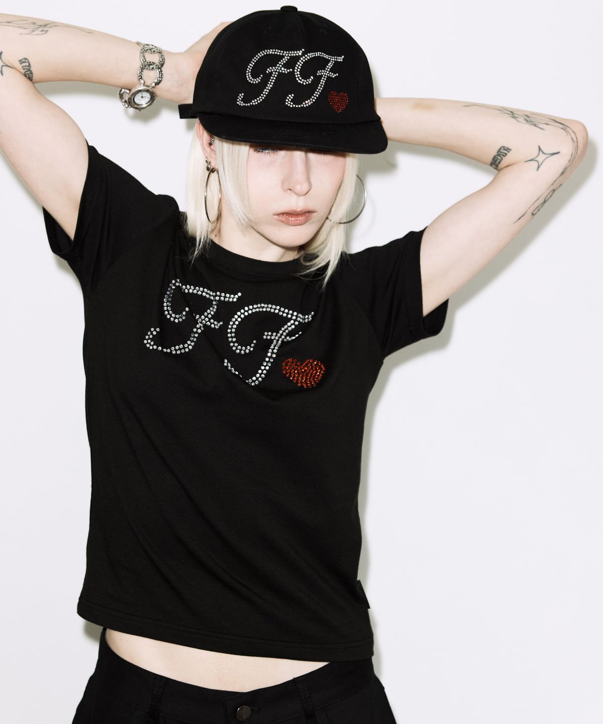팬시클럽(FANCY CLUB) 글린트 FF 티 (BLACK) F26QB088