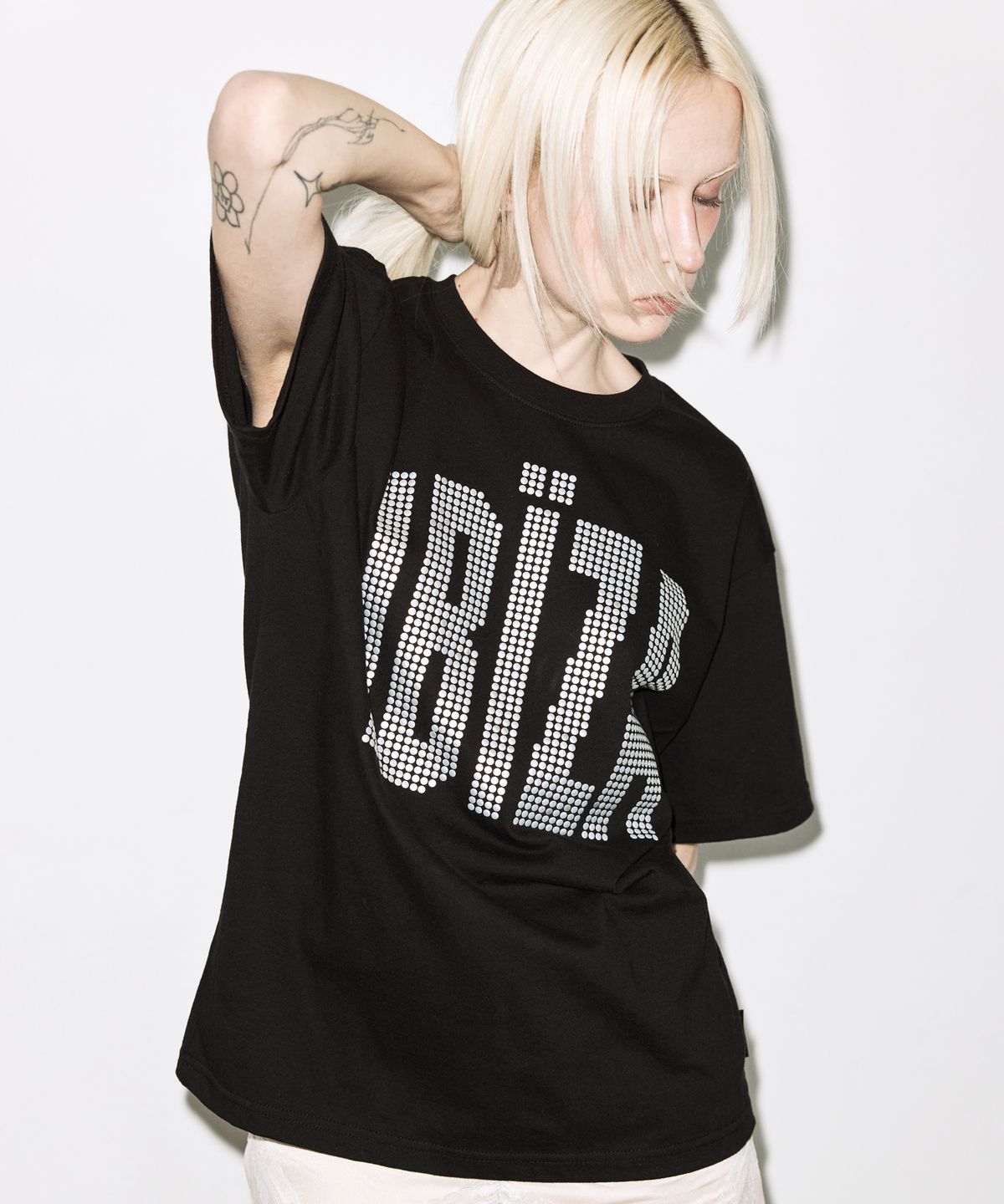 팬시클럽(FANCY CLUB) 이비자 라인스톤 티 (BLACK) F26QB401