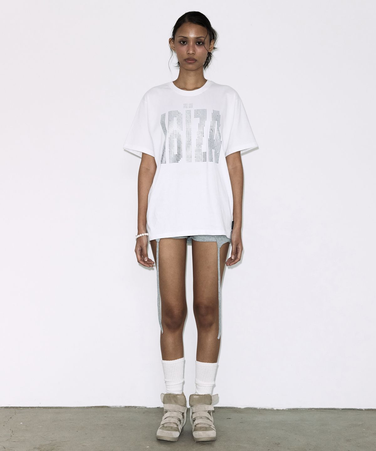 팬시클럽(FANCY CLUB) 이비자 라인스톤 티 (WHITE) F26QB401
