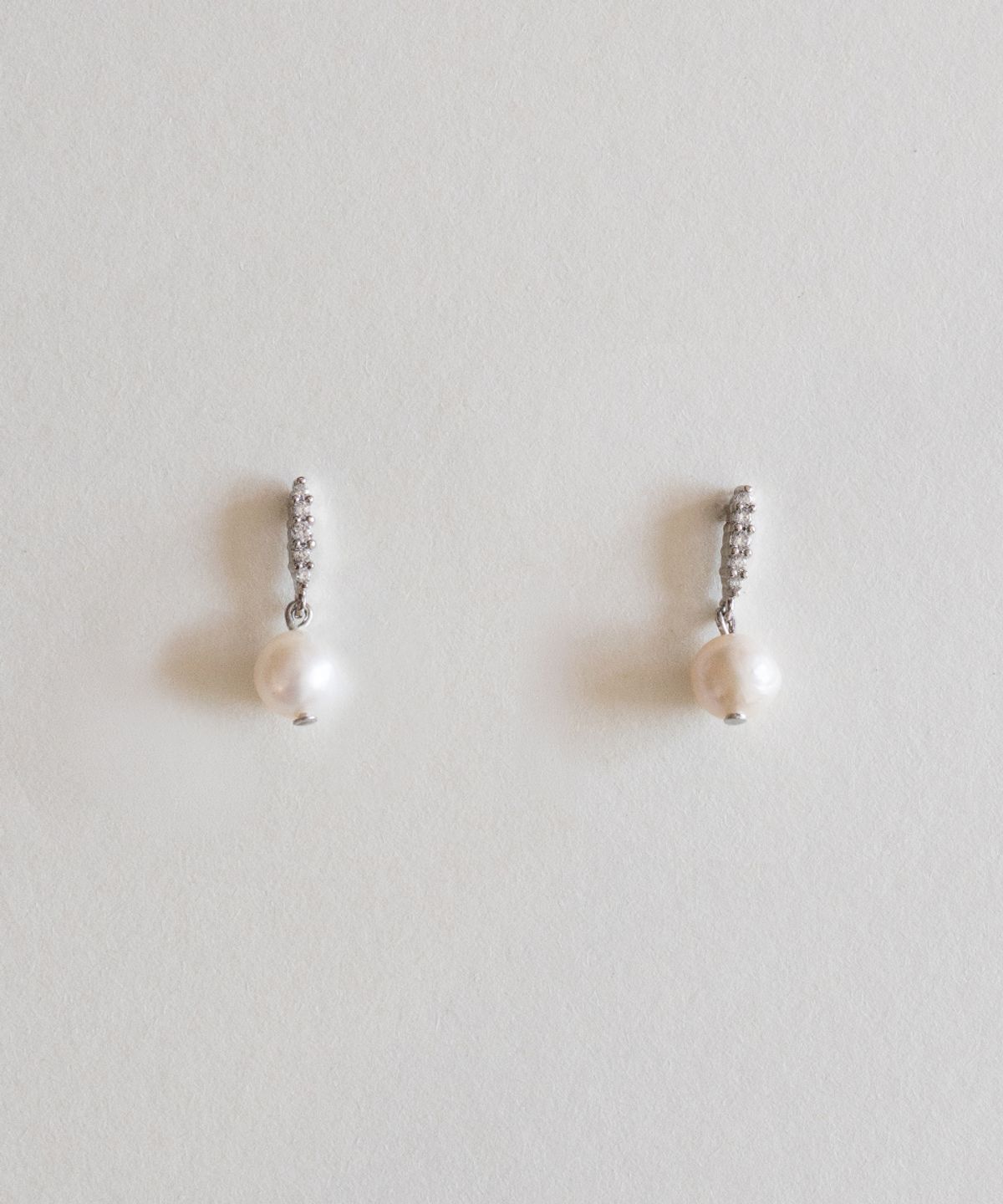 메리모티브(MERRYMOTIVE) Cubic bar drop pearl earring