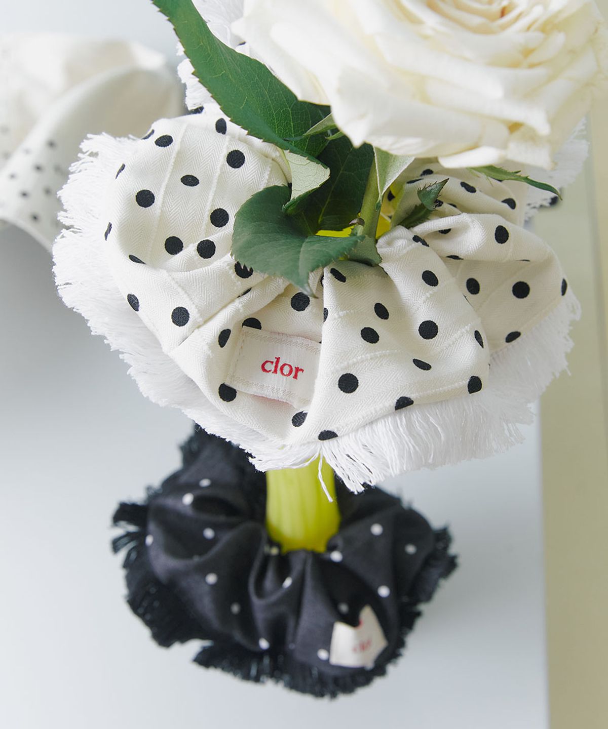 클로르(CLOR) DOTS TASSEL SCRUNCHIE - 2 colors