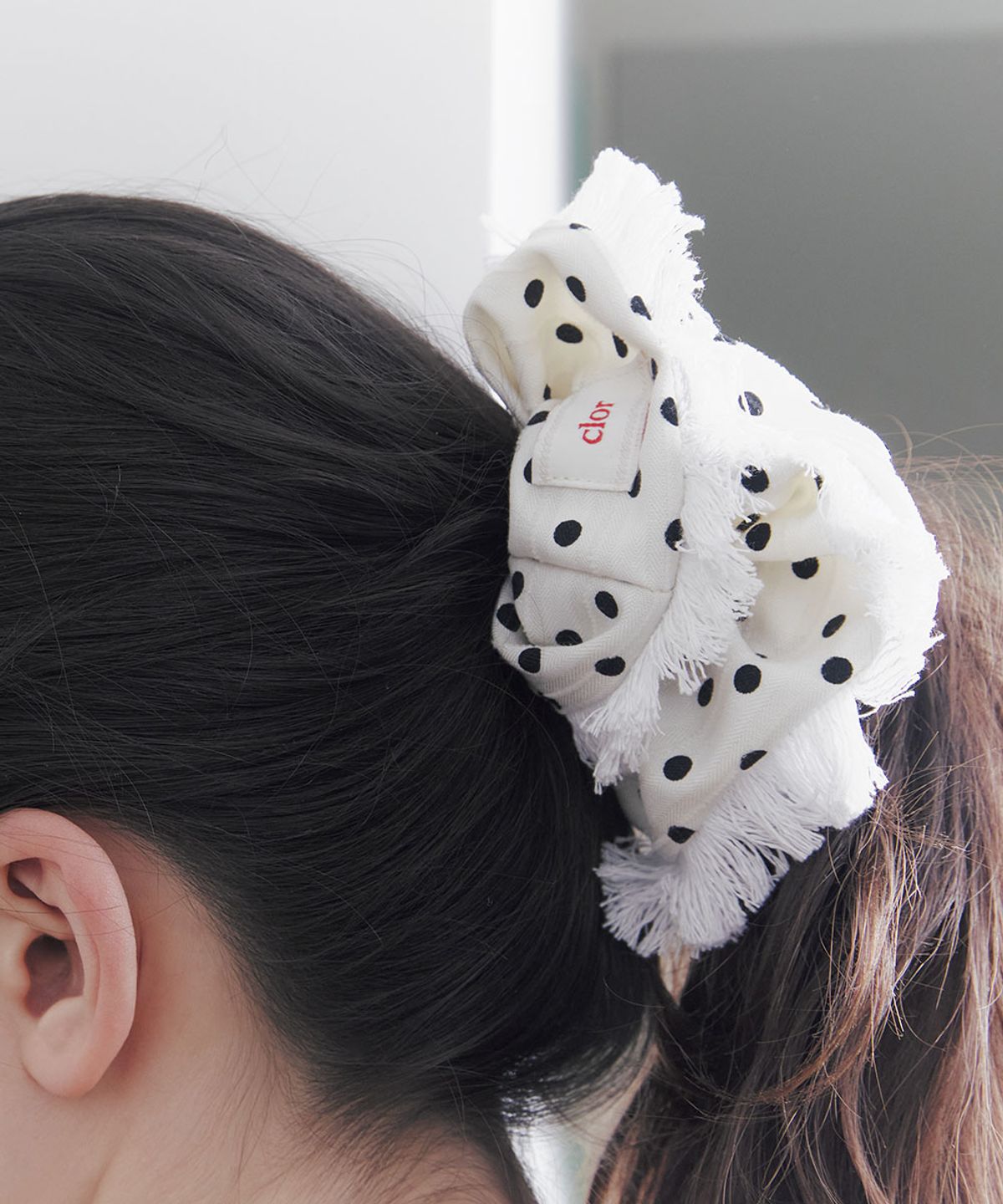 클로르(CLOR) DOTS TASSEL SCRUNCHIE - 2 colors