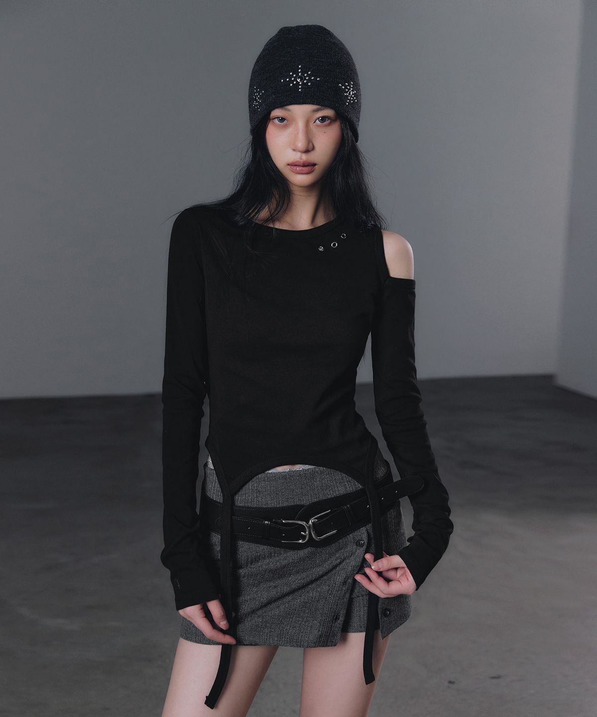 그로우하이드(GROWHIDE) 루넬 폴딩 버튼 스커트 쇼츠_챠콜