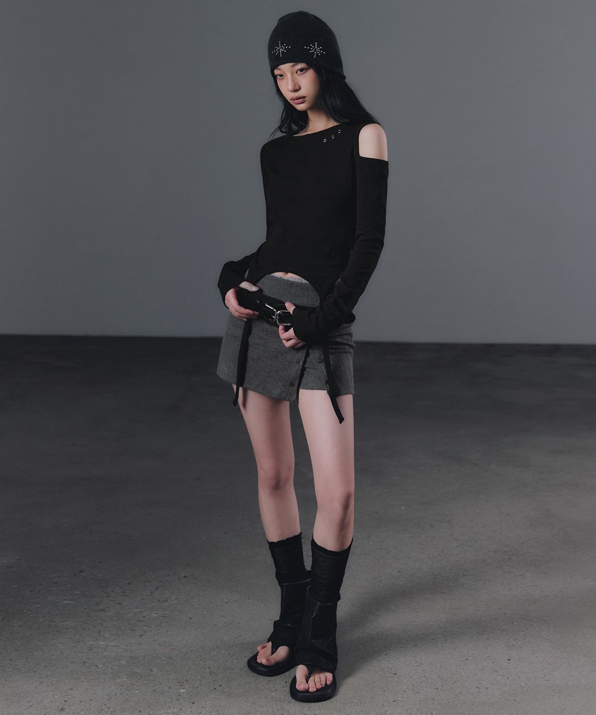 그로우하이드(GROWHIDE) 루넬 폴딩 버튼 스커트 쇼츠_챠콜