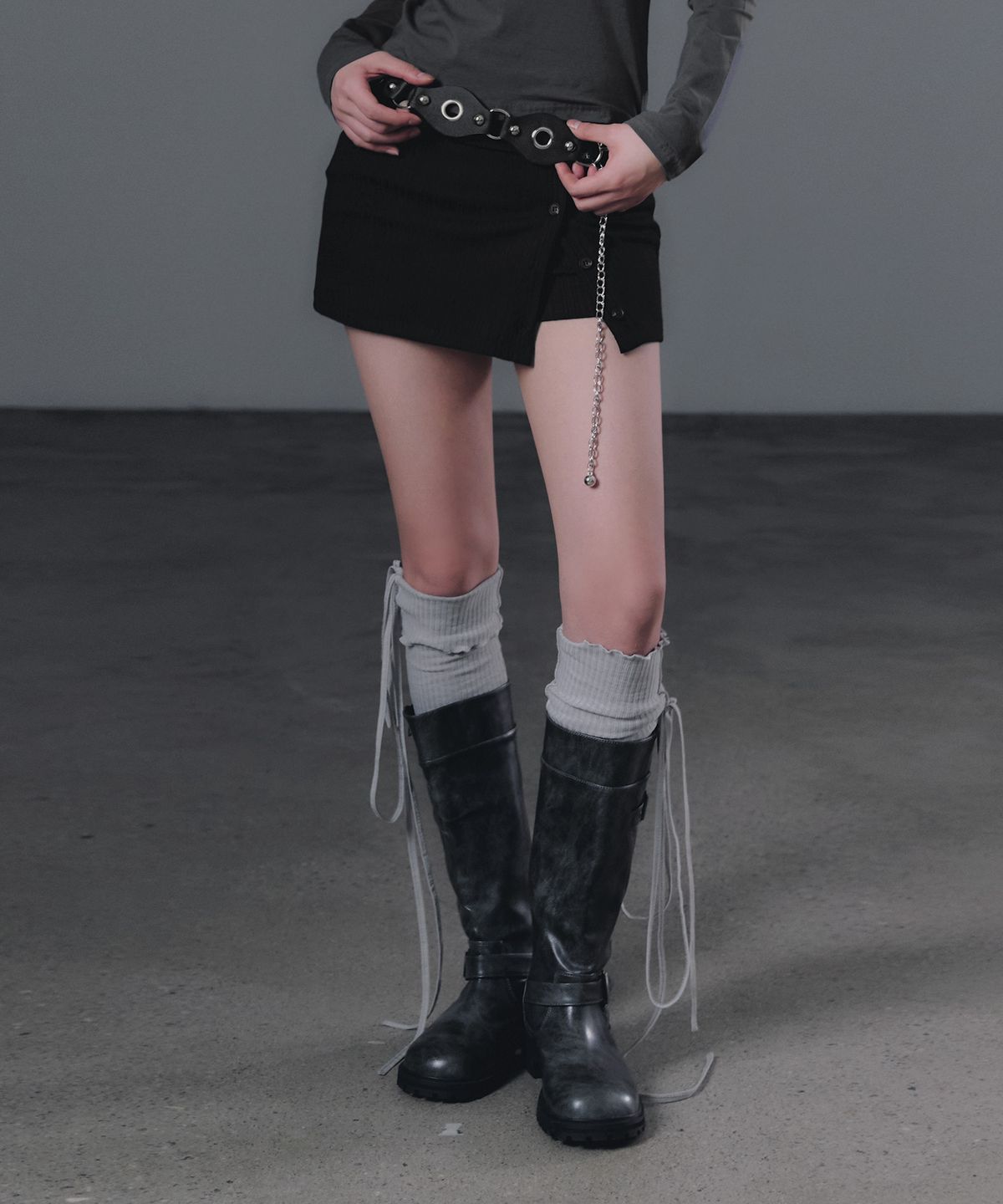 그로우하이드(GROWHIDE) 루넬 폴딩 버튼 스커트 쇼츠_블랙