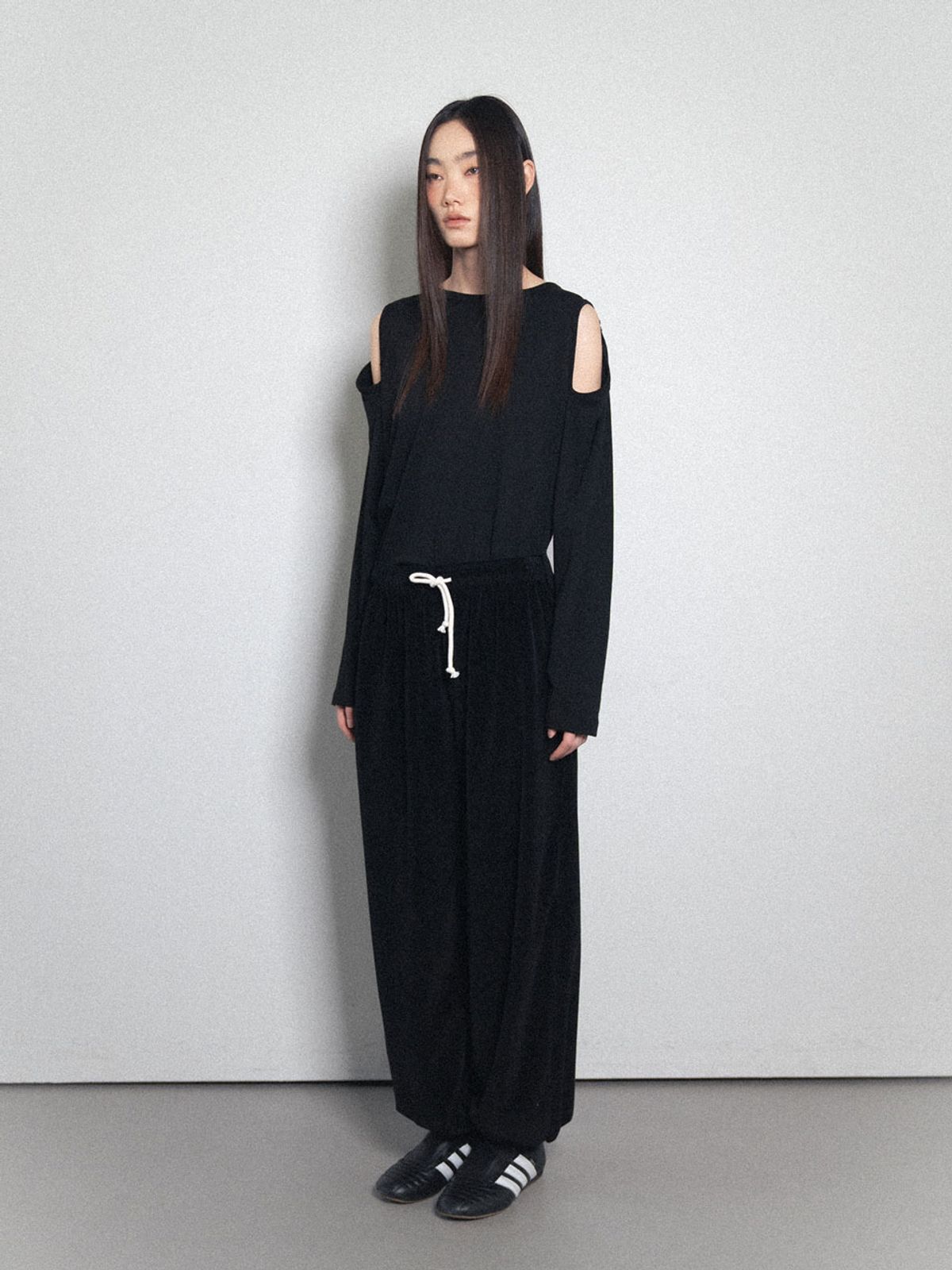 비수스(VISUS) Velvet Jogger Sweatpants_Black
