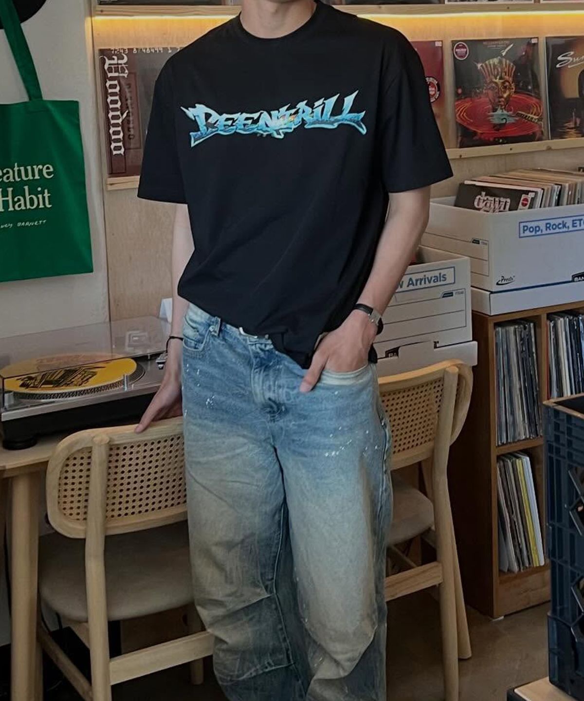 빈트릴(BEENTRILL) Y2K 메탈릭 그래픽 로고 오버핏 반팔티(블랙)