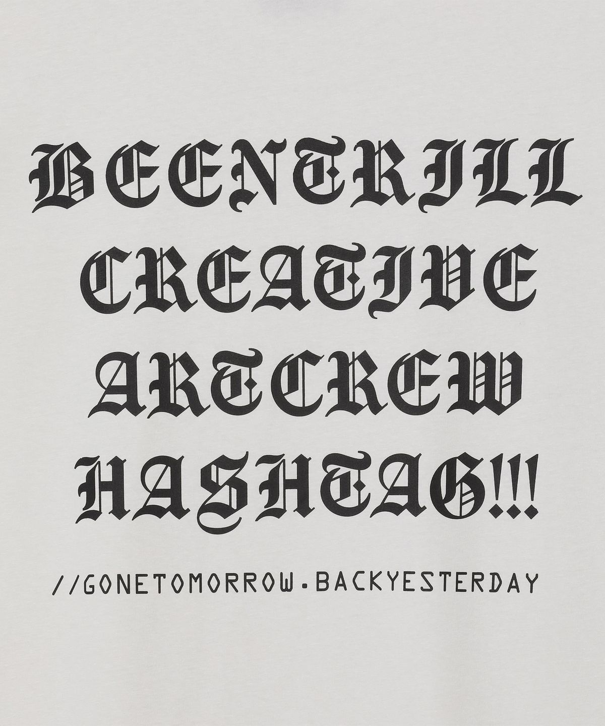 빈트릴(BEENTRILL) 고딕 레터링 백 로고 오버핏 반팔티(오프 화이트)