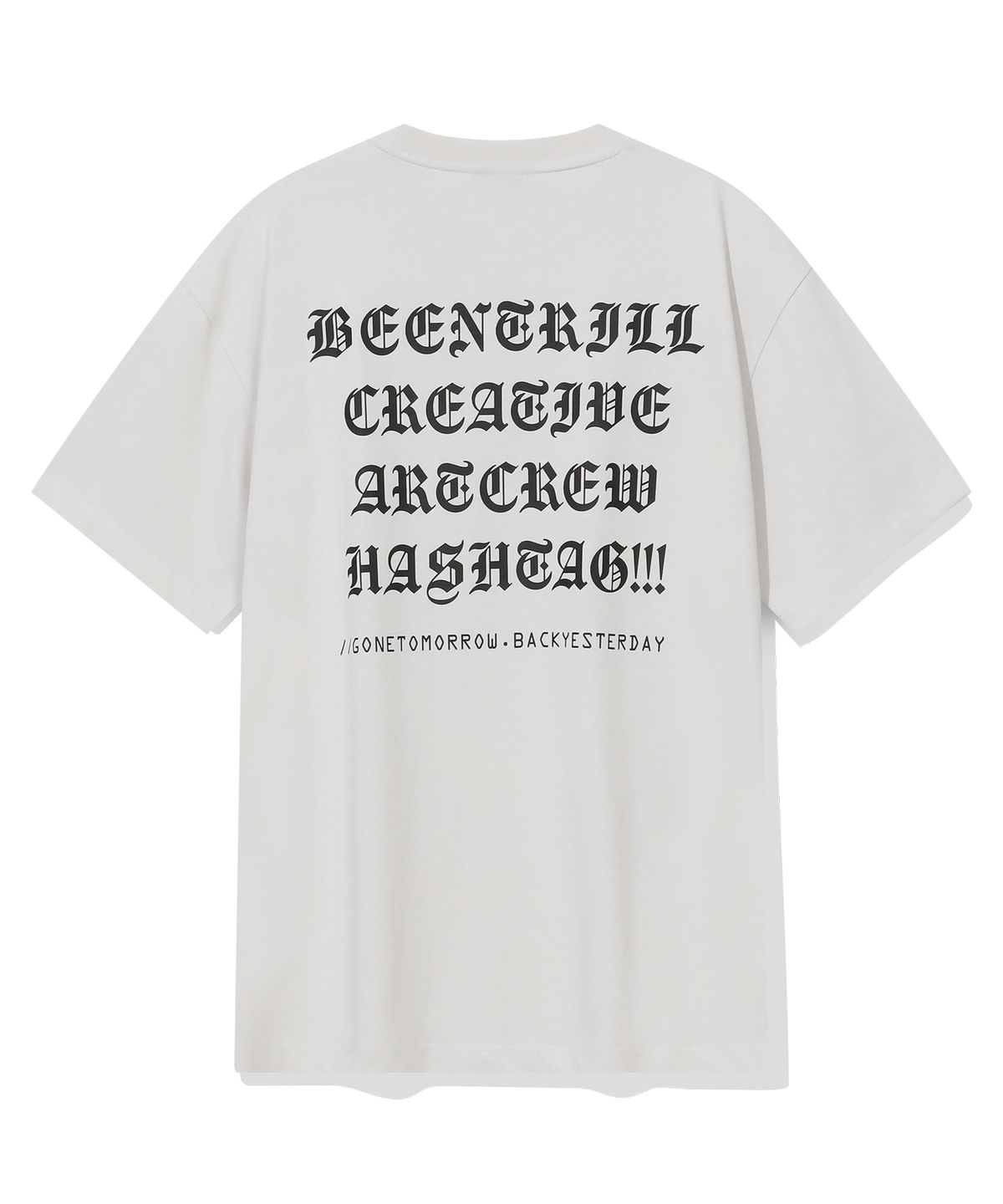 빈트릴(BEENTRILL) 고딕 레터링 백 로고 오버핏 반팔티(오프 화이트)