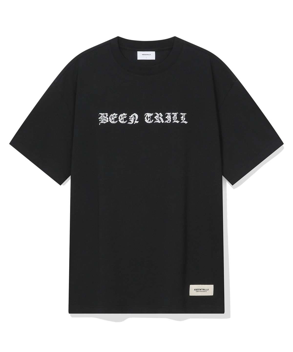 빈트릴(BEENTRILL) 고딕 레터링 백 로고 오버핏 반팔티(블랙)