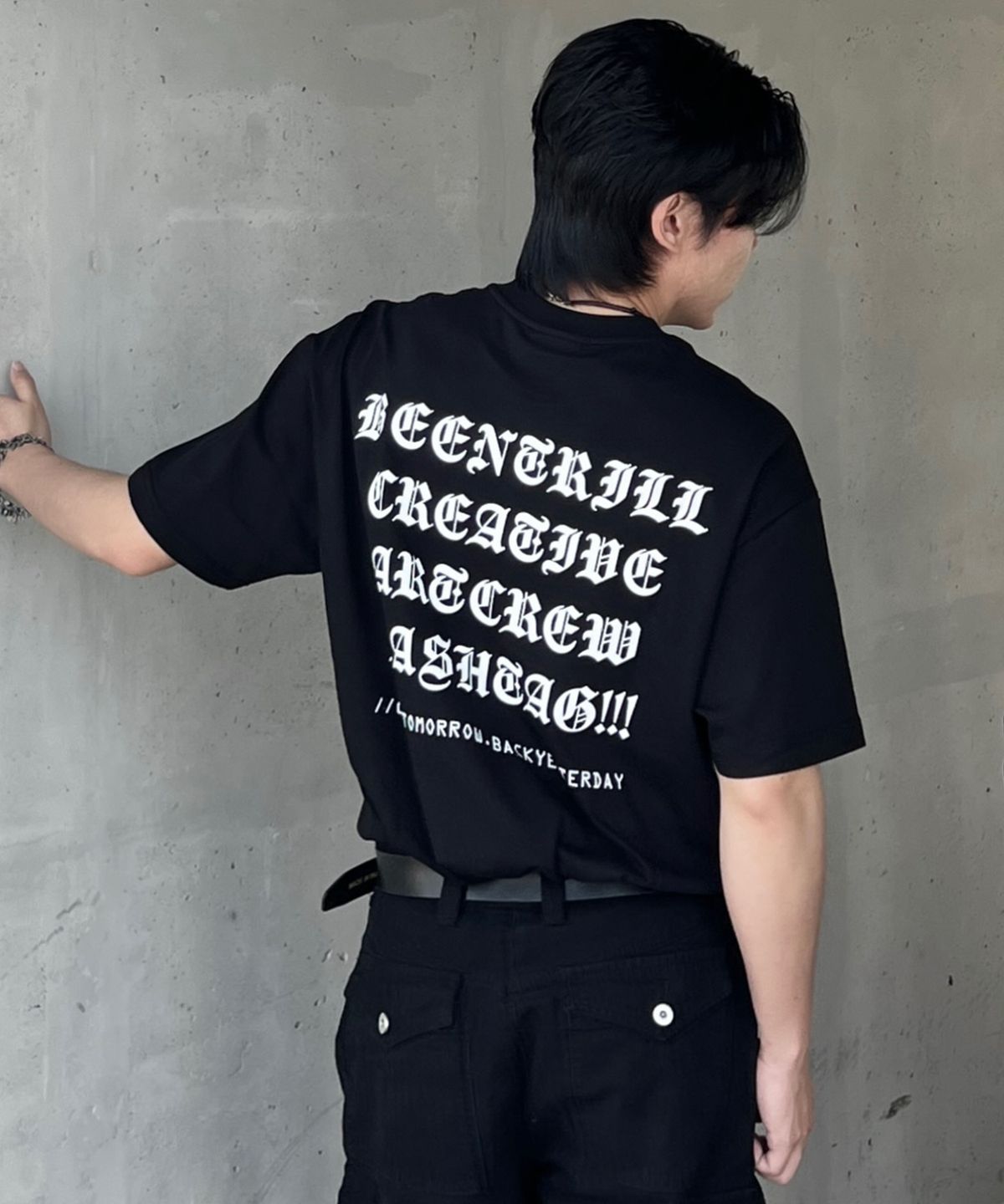 빈트릴(BEENTRILL) 고딕 레터링 백 로고 오버핏 반팔티(블랙)
