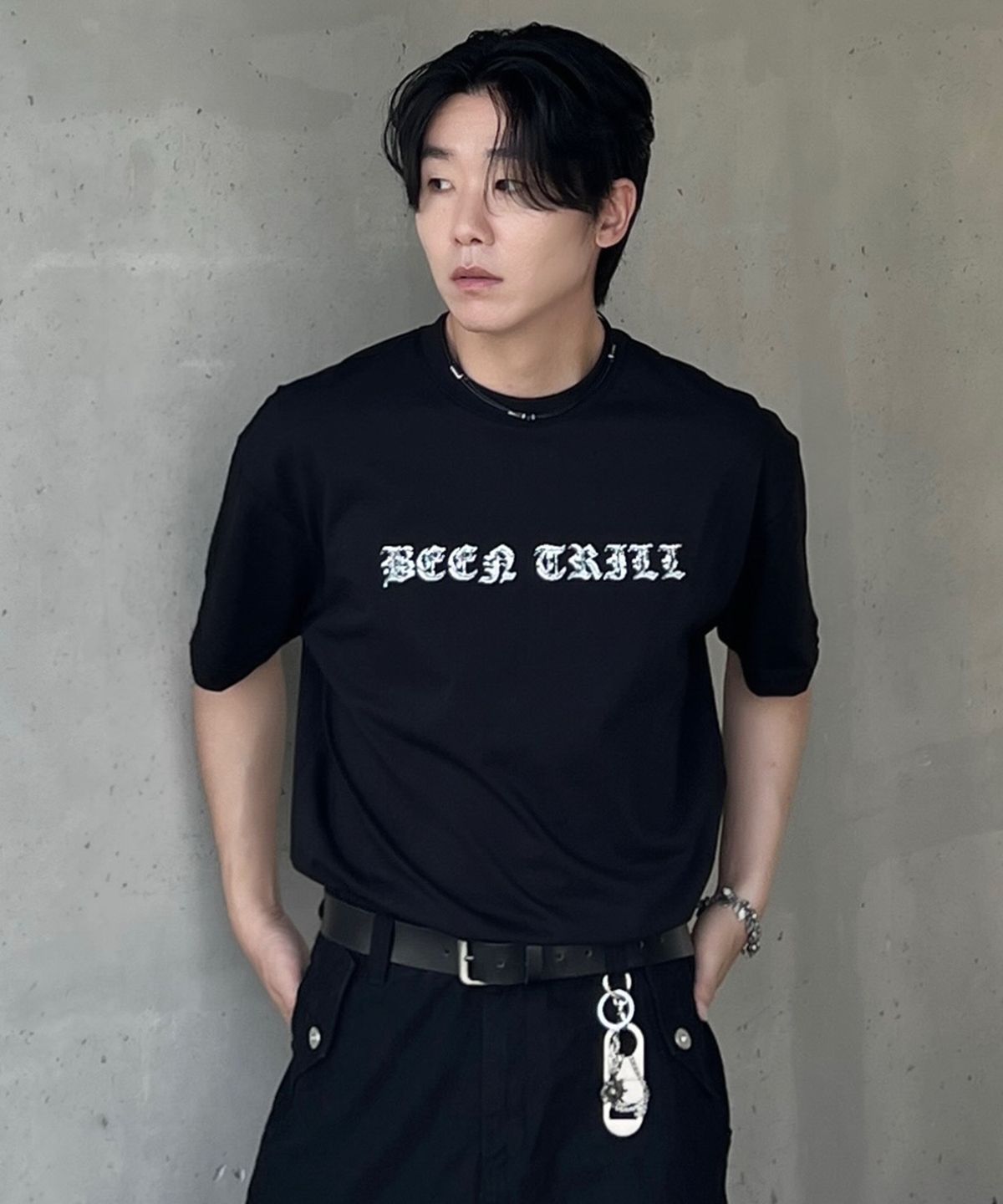 빈트릴(BEENTRILL) 고딕 레터링 백 로고 오버핏 반팔티(블랙)