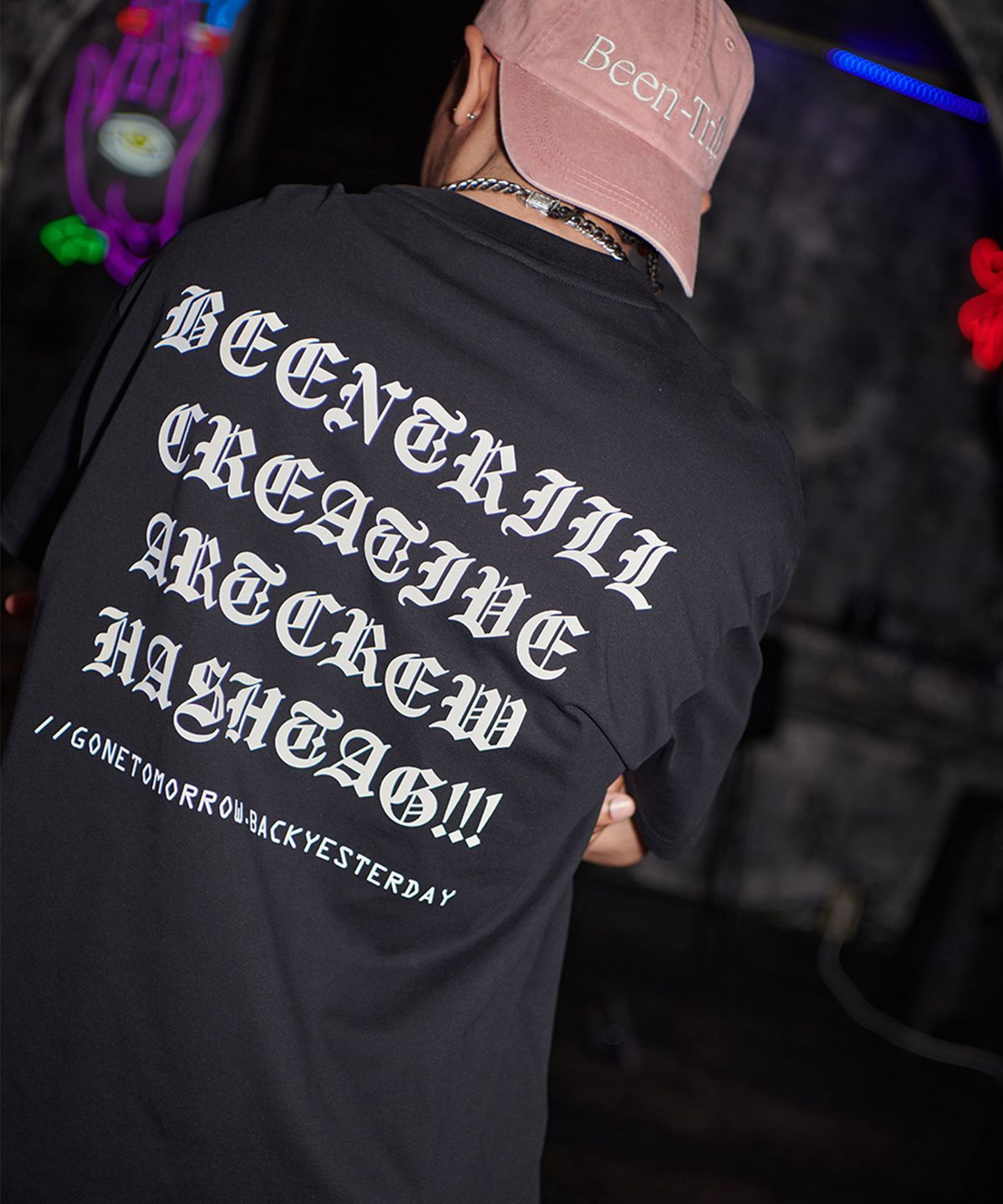빈트릴(BEENTRILL) 고딕 레터링 백 로고 오버핏 반팔티(블랙)