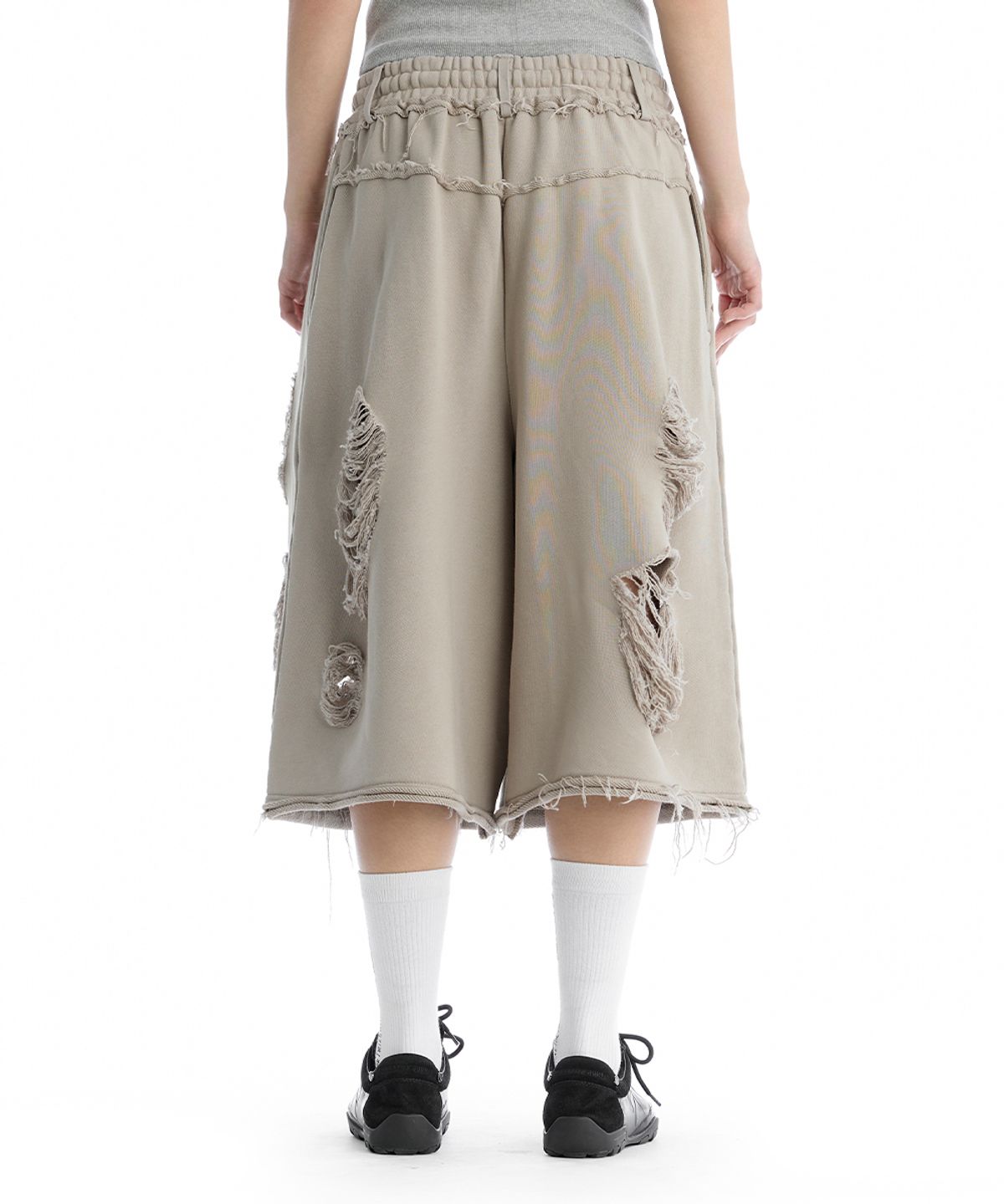 트리밍버드(TREEMINGBIRD) Scratch Damage Bermuda Sweat Pants [ Beige ]