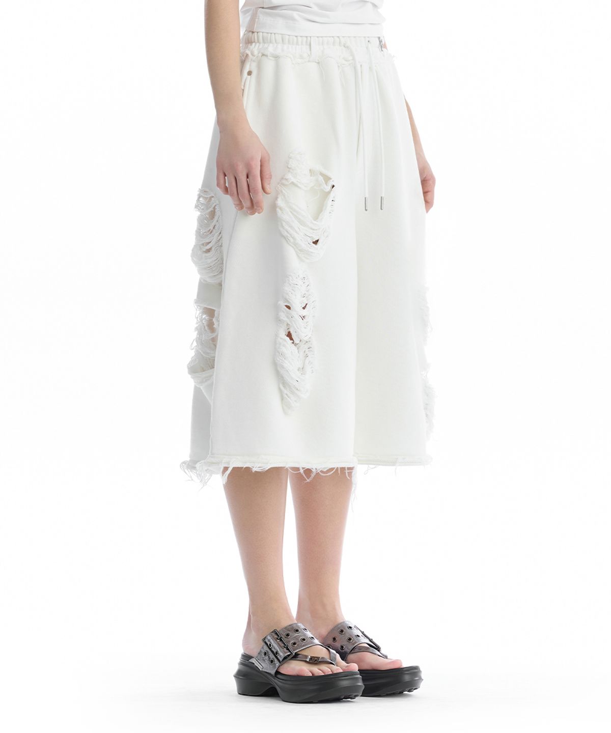 트리밍버드(TREEMINGBIRD) Scratch Damage Bermuda Sweat Pants [ White ]